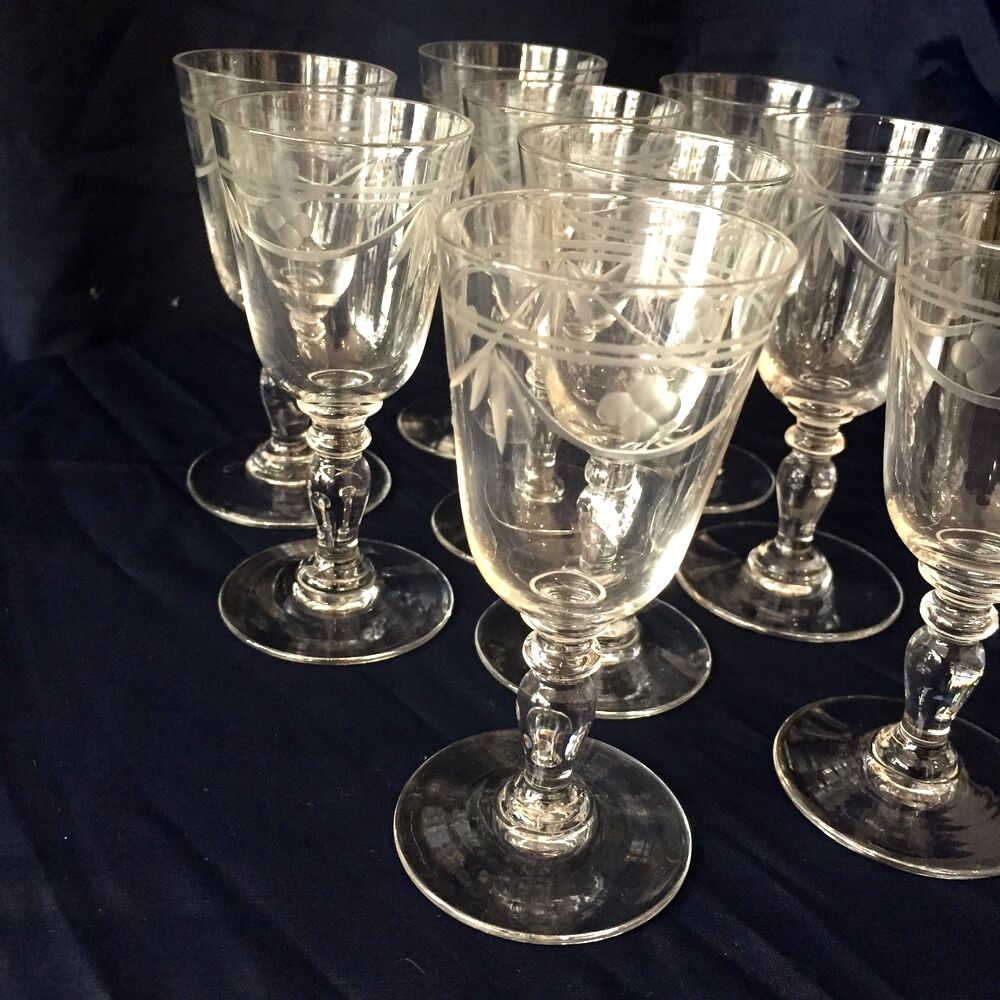 SUITE OF 8 GLASSES OF COOKED WINE OR LIQUEUR IN GRAVE CRYSTAL FROM THE YEARS 1930 1940