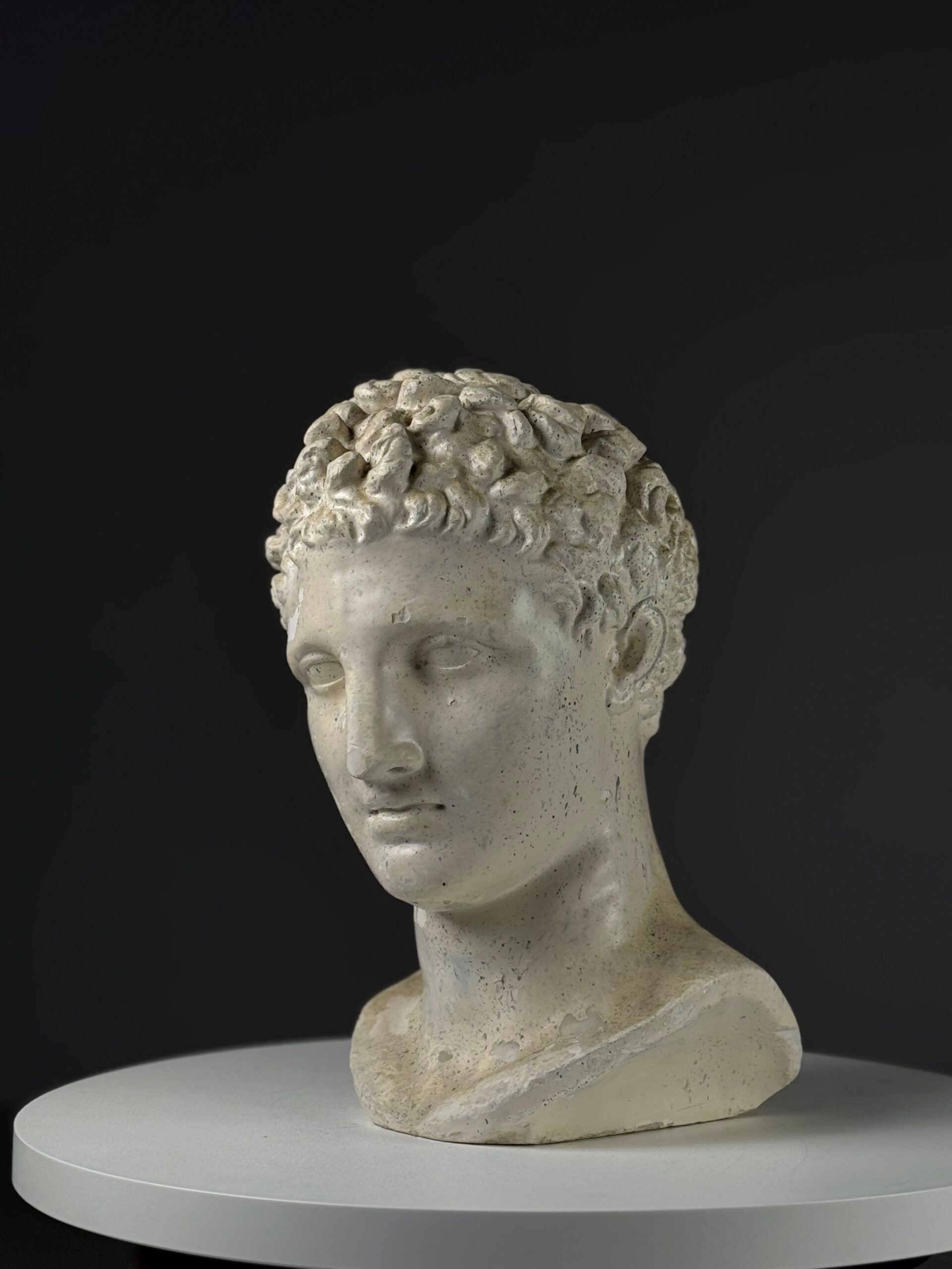 Sculpture de tête d'Hermès en plâtre
