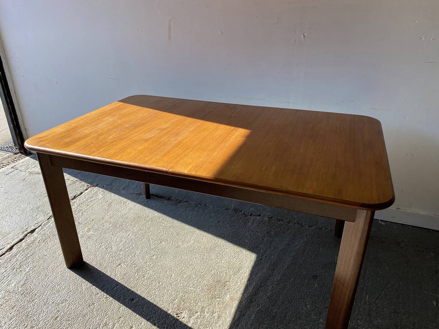 Table à manger G Plan moderne du milieu du siècle rare des années 1960 avec pieds inclinés