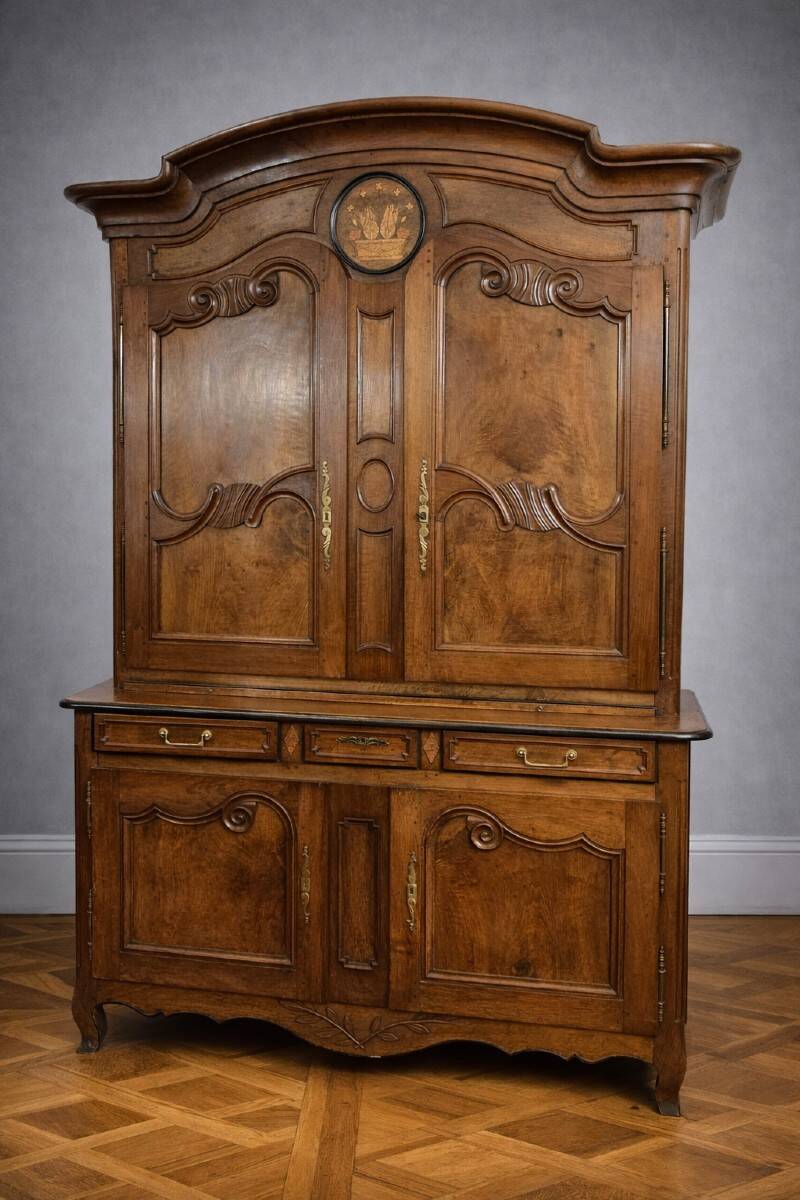 Buffet deux corps Louis XV Charolais en noyer, d’époque XVIIIᵉ si