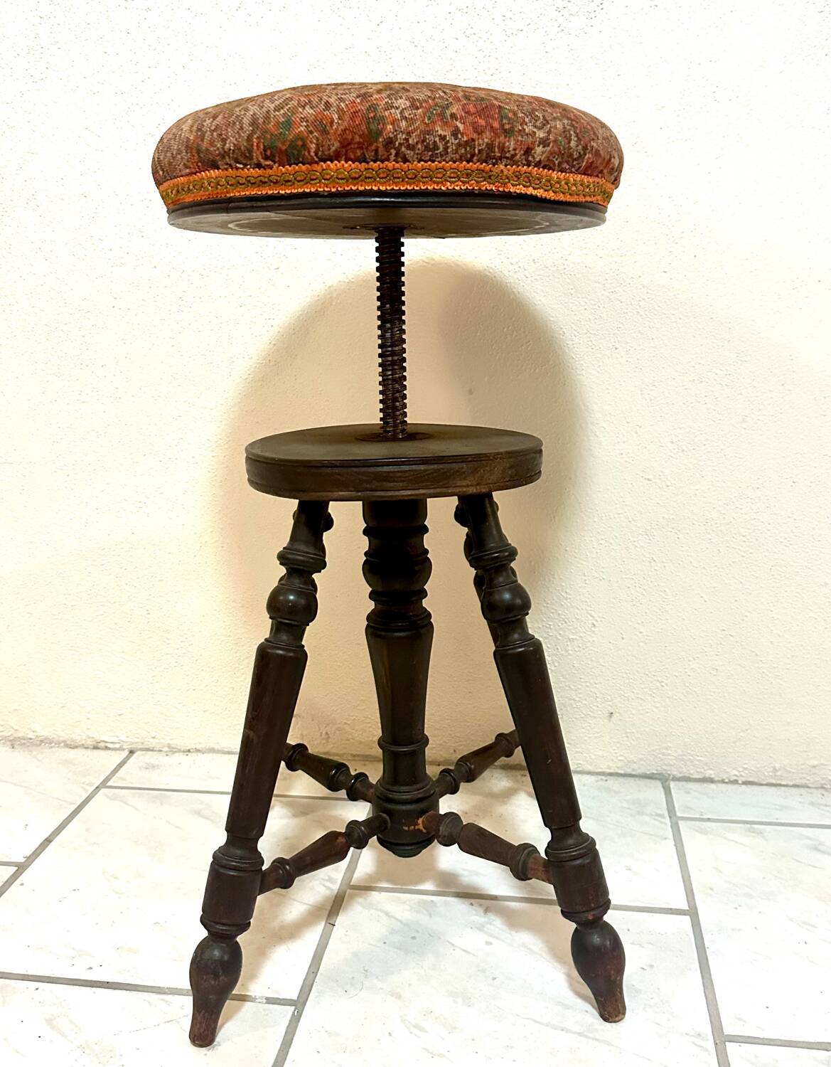 Antique adjustable piano stool in turned wood