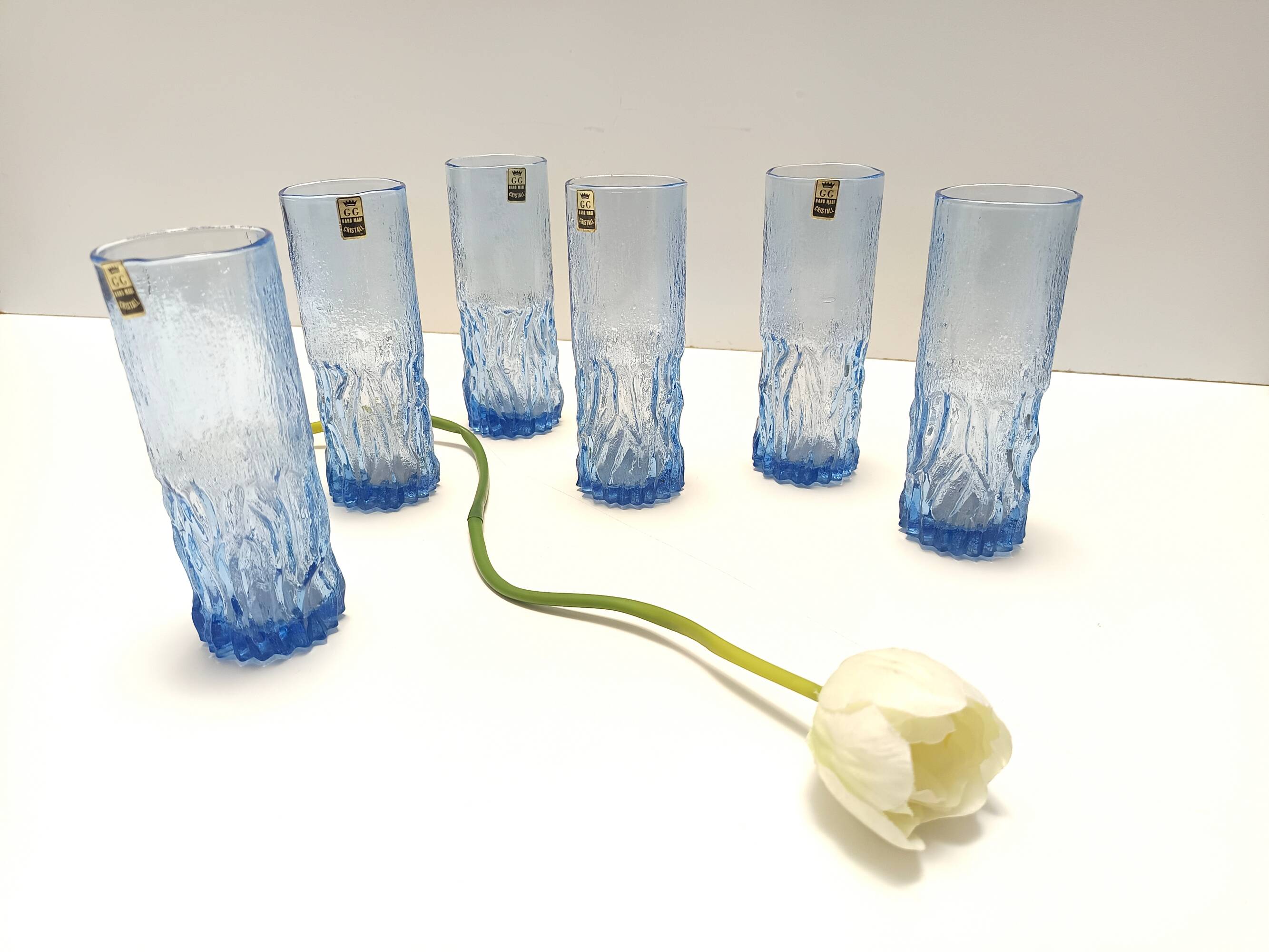 Ensemble de six verres à boire en cristal bleu faits à la main