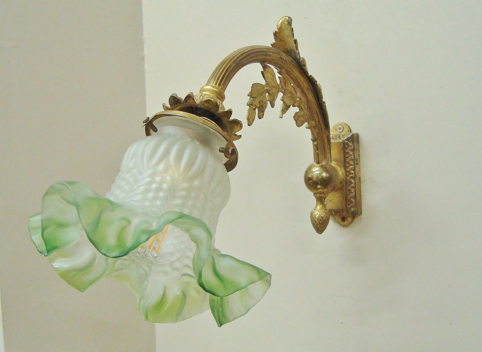 Bronze wall lamp with green tulip