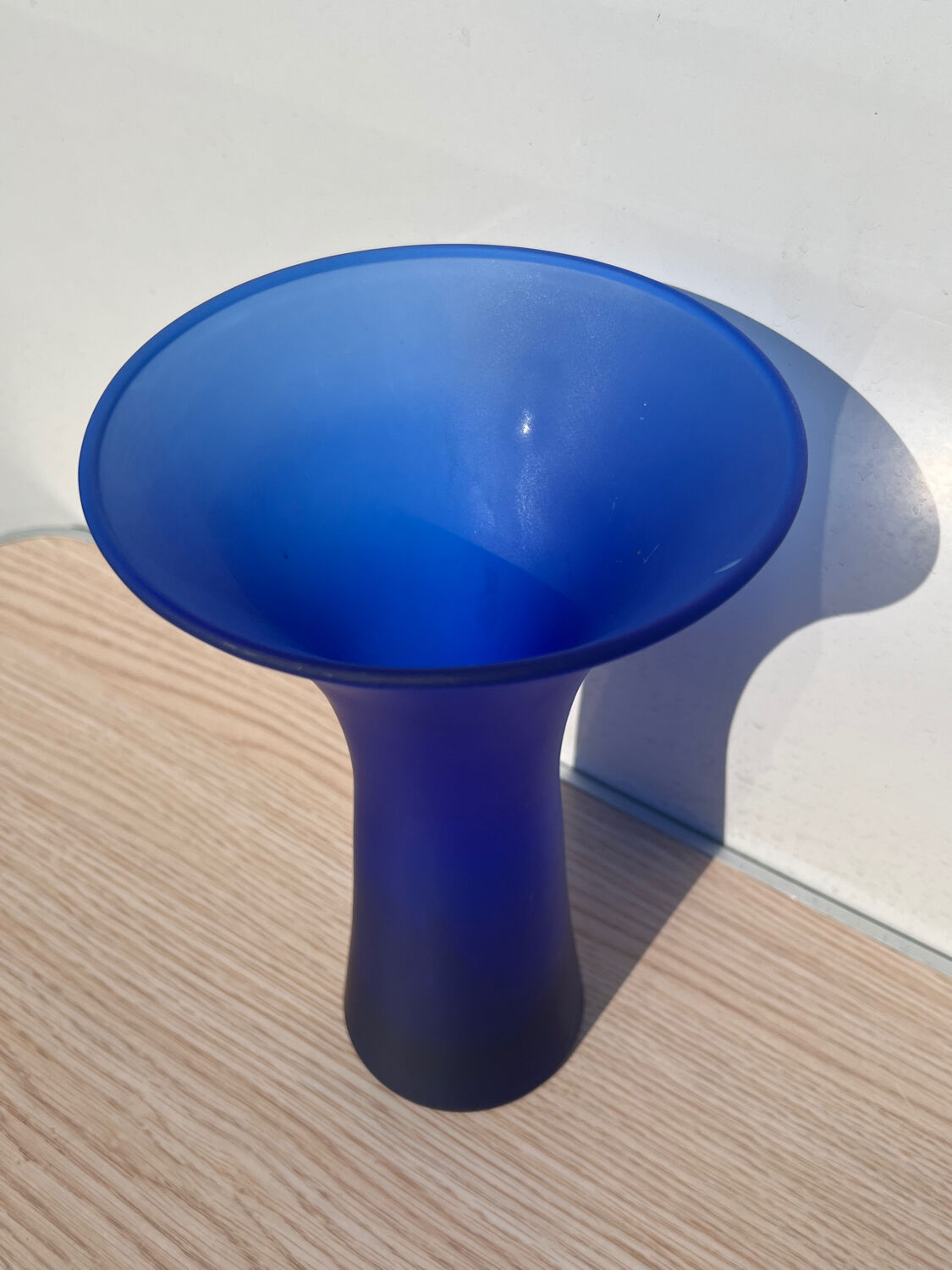 Vase bleu en verre poli evasé flare