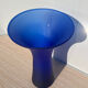 Vase bleu en verre poli evasé flare