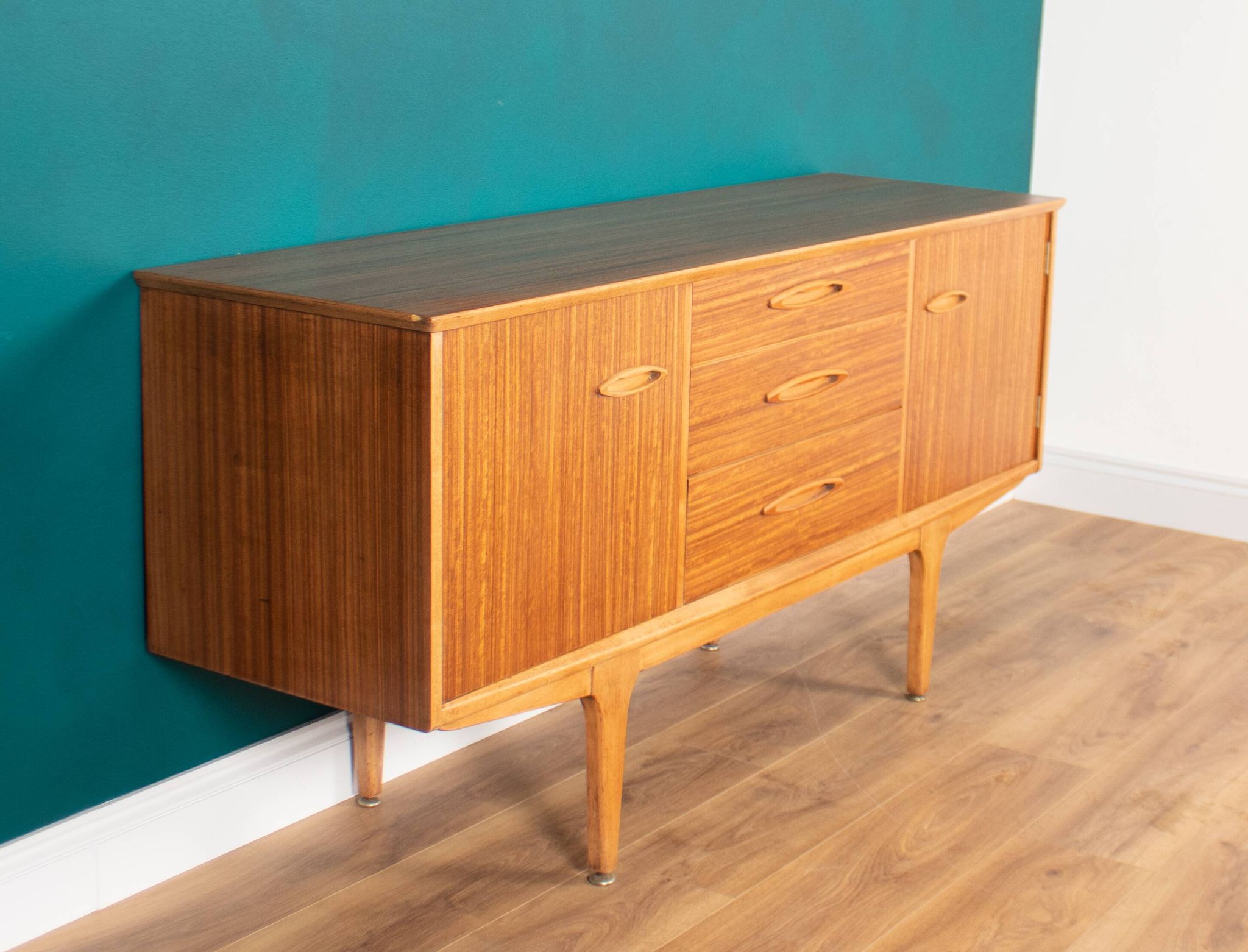 Buffet moyen Jentique Mid Century en noyer rétro des années 1960