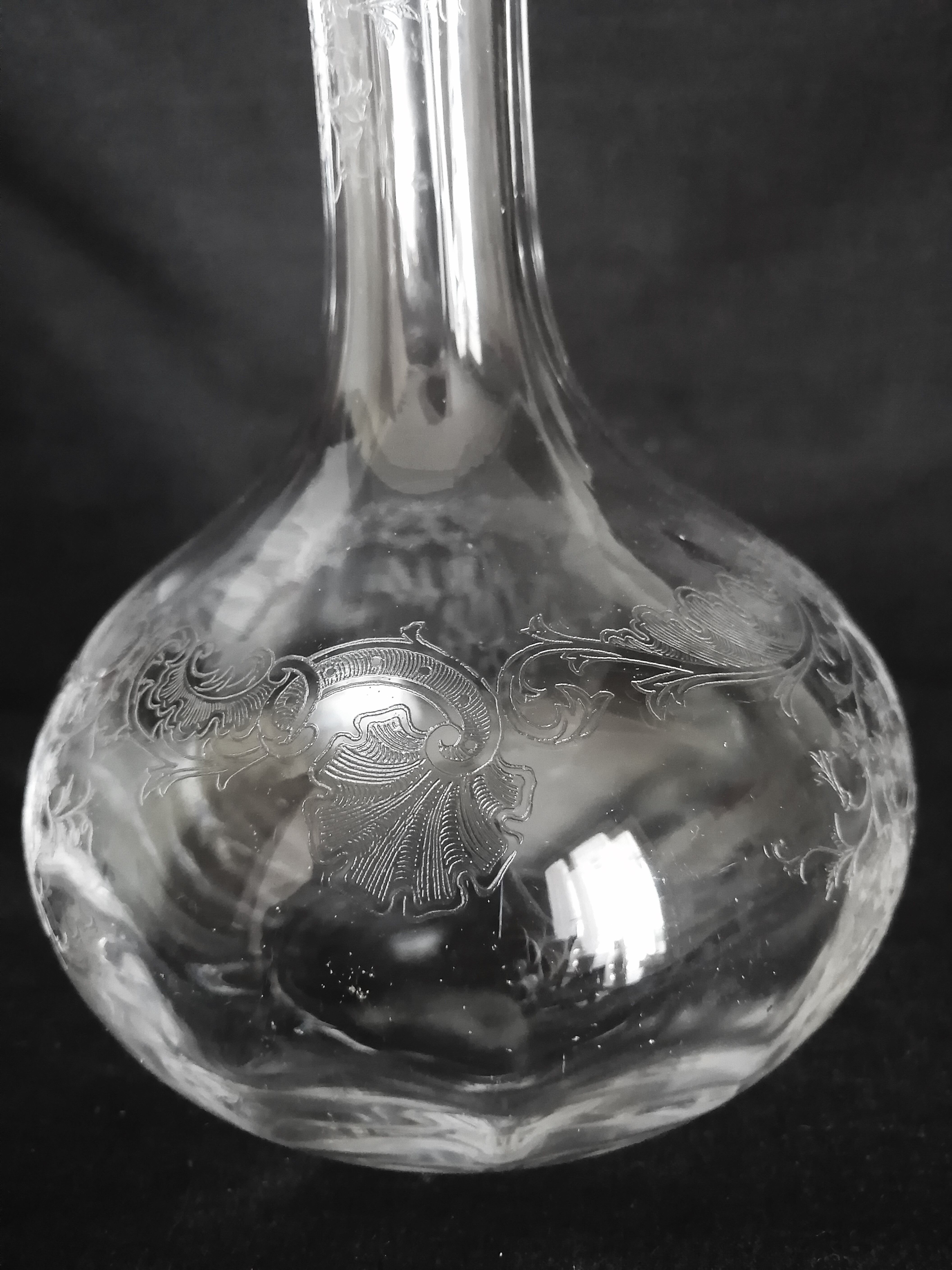 9 crystal white wine glasses from St. Louis model Cléo and their decanter.