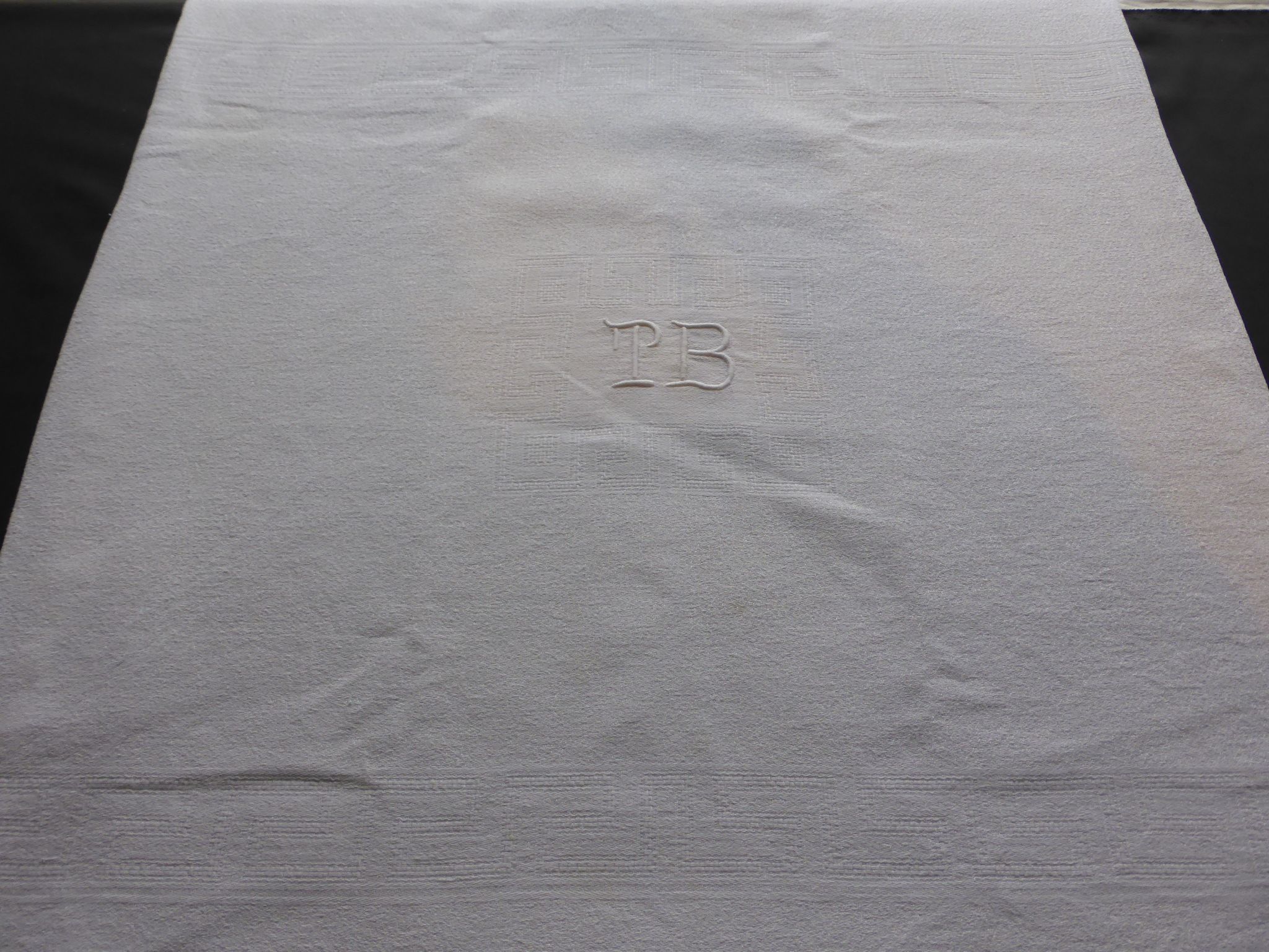 Old tablecloth and 6 damask towels decorated with Greek friezes and bos, TB-160x208cm