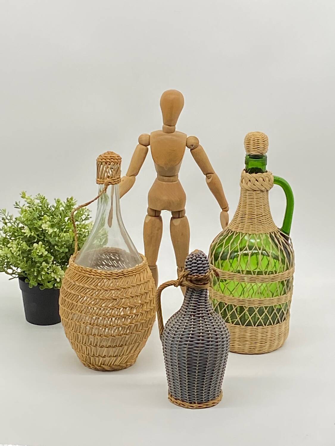 Trio bottles / lady Jeanne, dressed in wicker, rattan, natural fibers