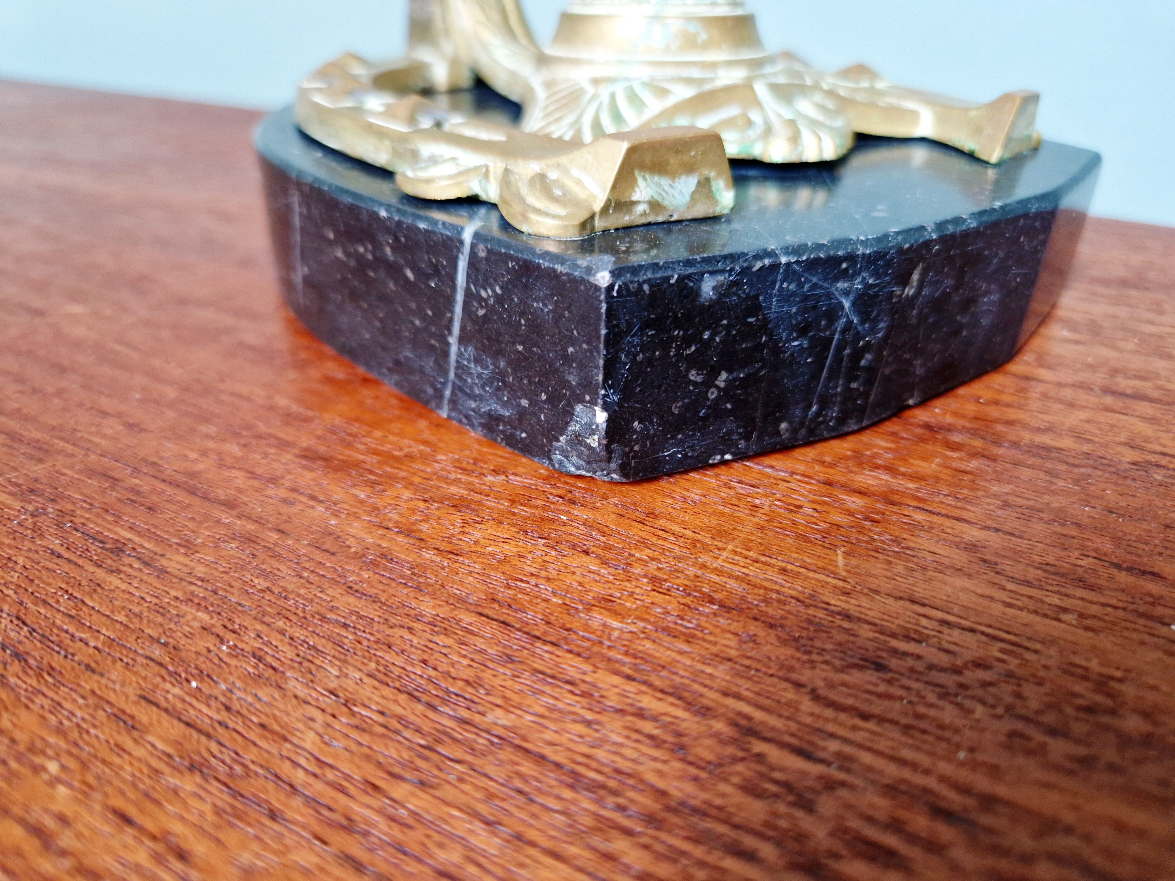 Art Nouveau desk lamp in brass on a black marble base, 1910-20.