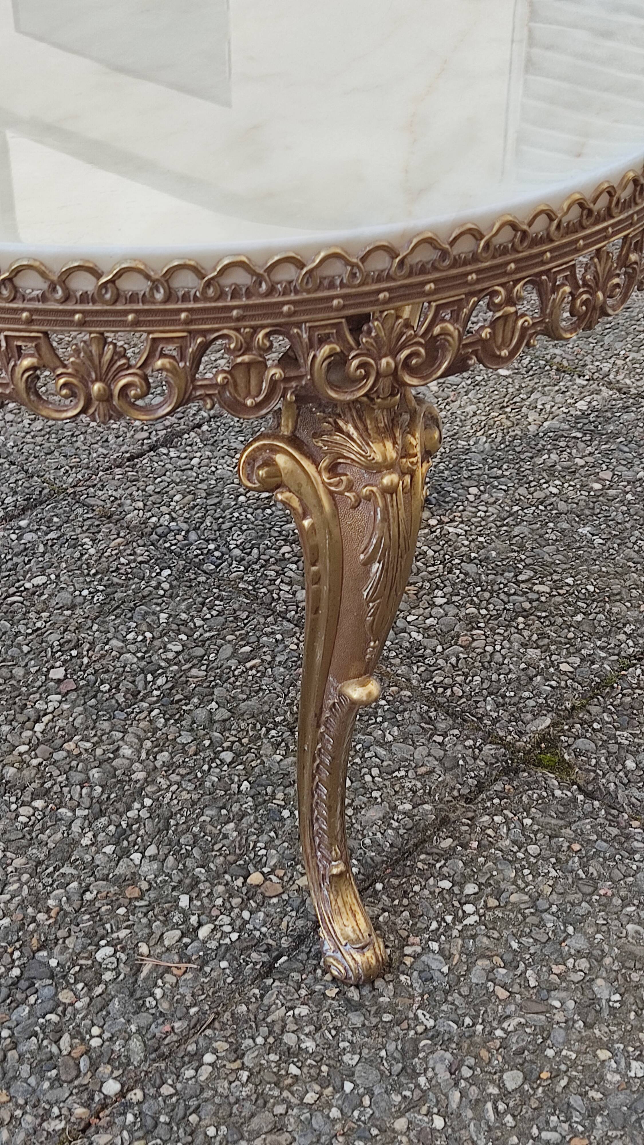 Table basse ronde en marbre blanc ivoire, bordures bronze doré décoratives, style louis xv, a.60.