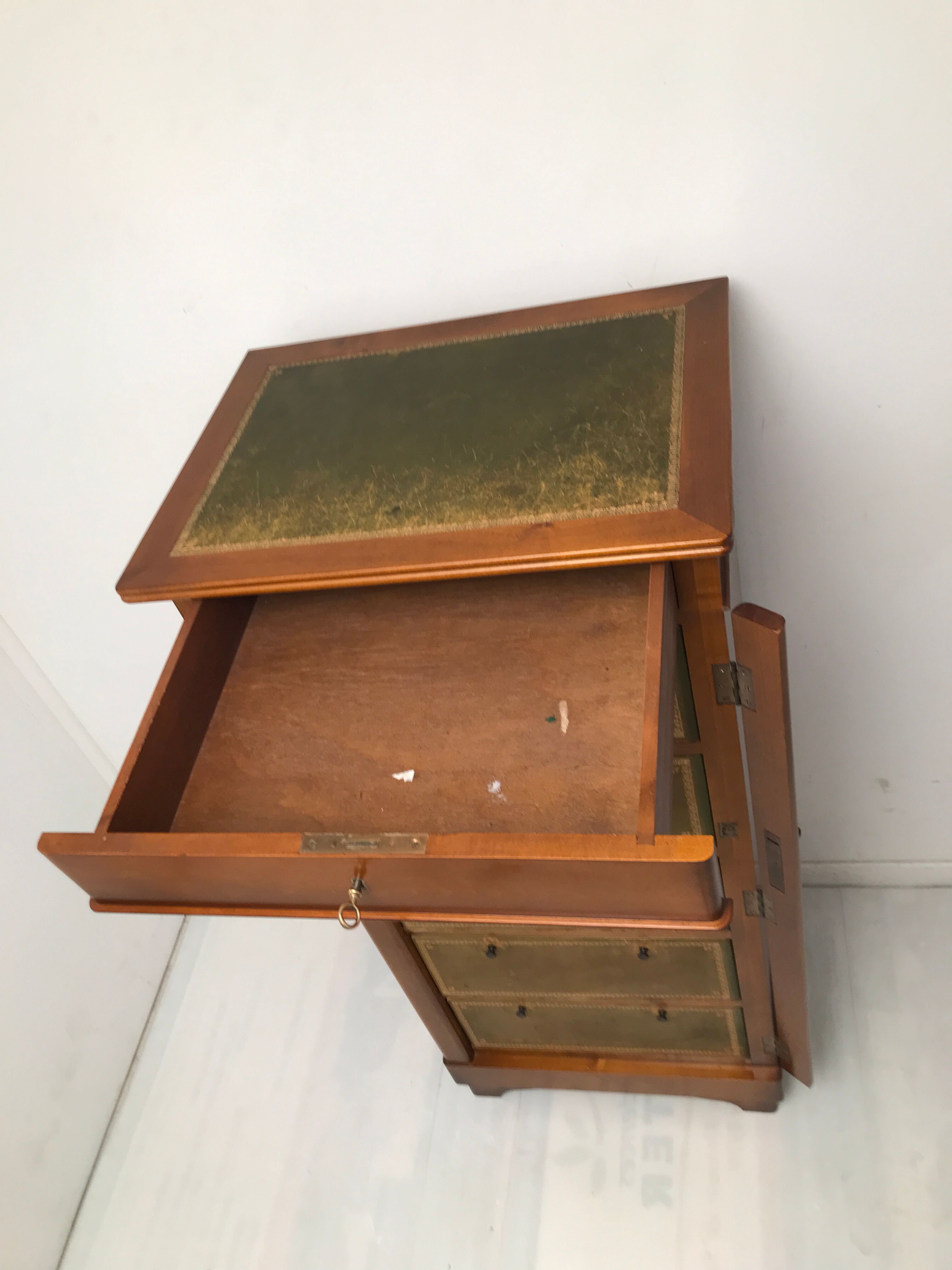 Cardboard maker Louis Philippe