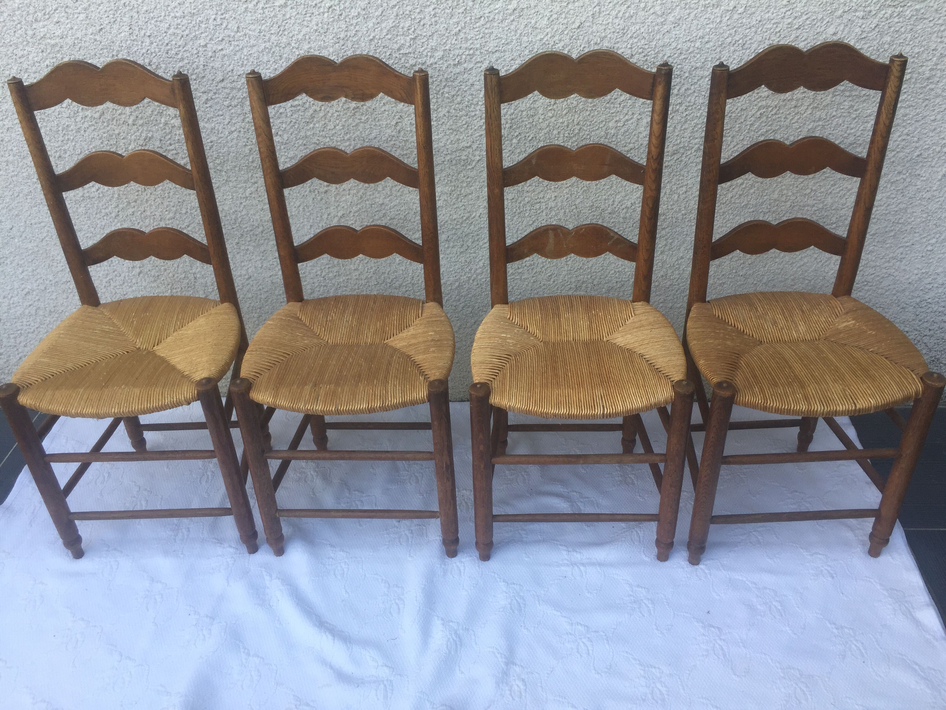 4 mulched country chairs
