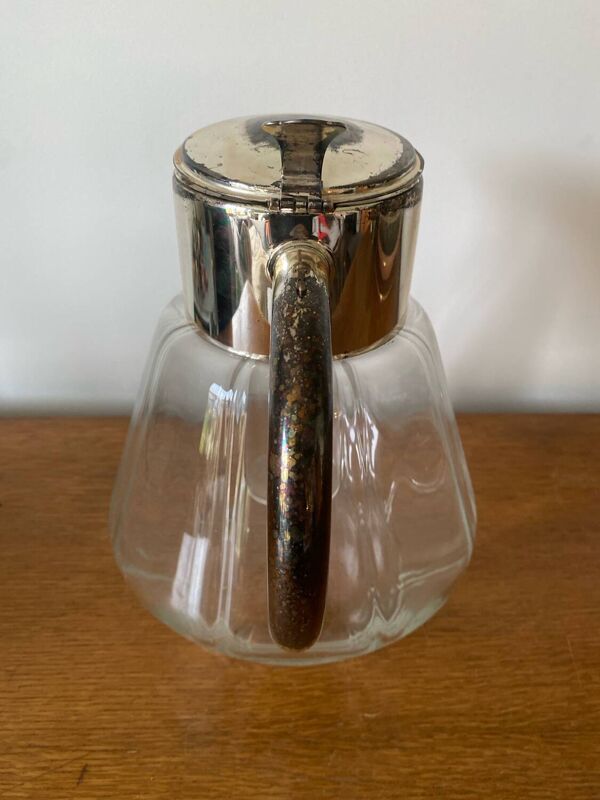 Carafe rafraîchissoir ancien en verre moulé et métal argenté