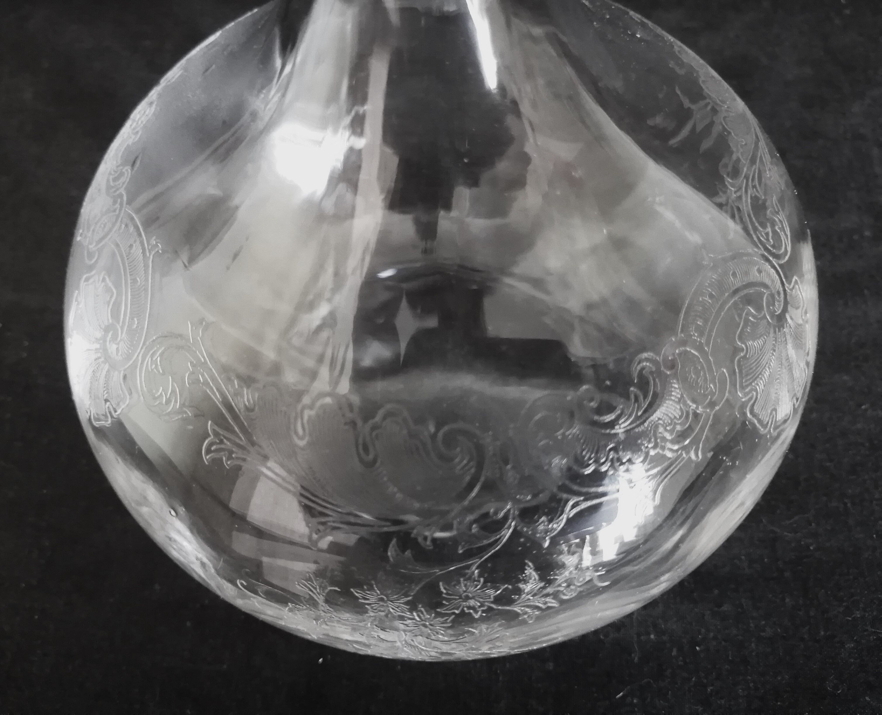 9 crystal white wine glasses from St. Louis model Cléo and their decanter.