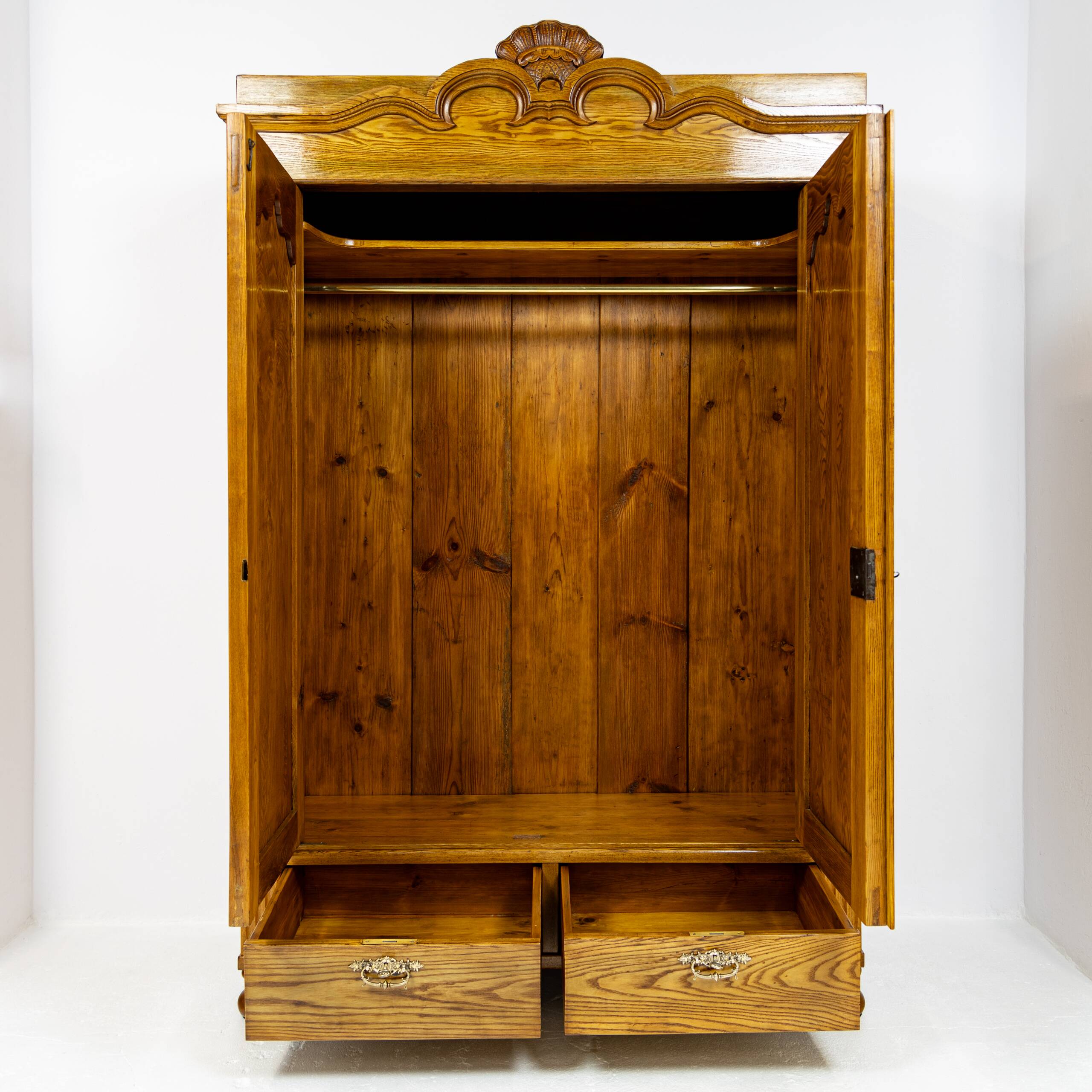 Armoire Louis-Philippe en frêne massif - 1835-1850