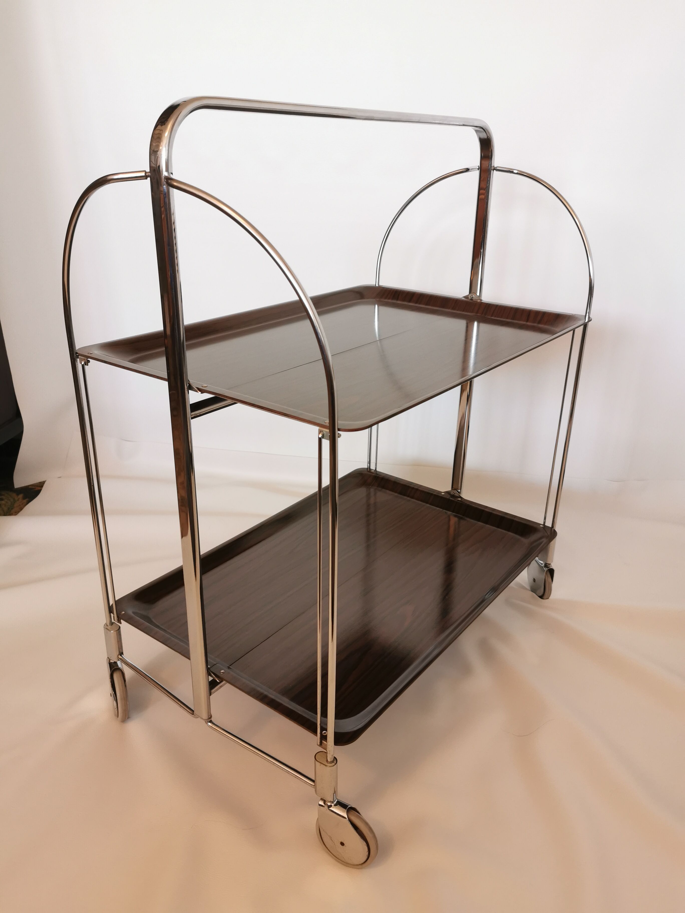 Rolling dessert, trolley says 'dinett'