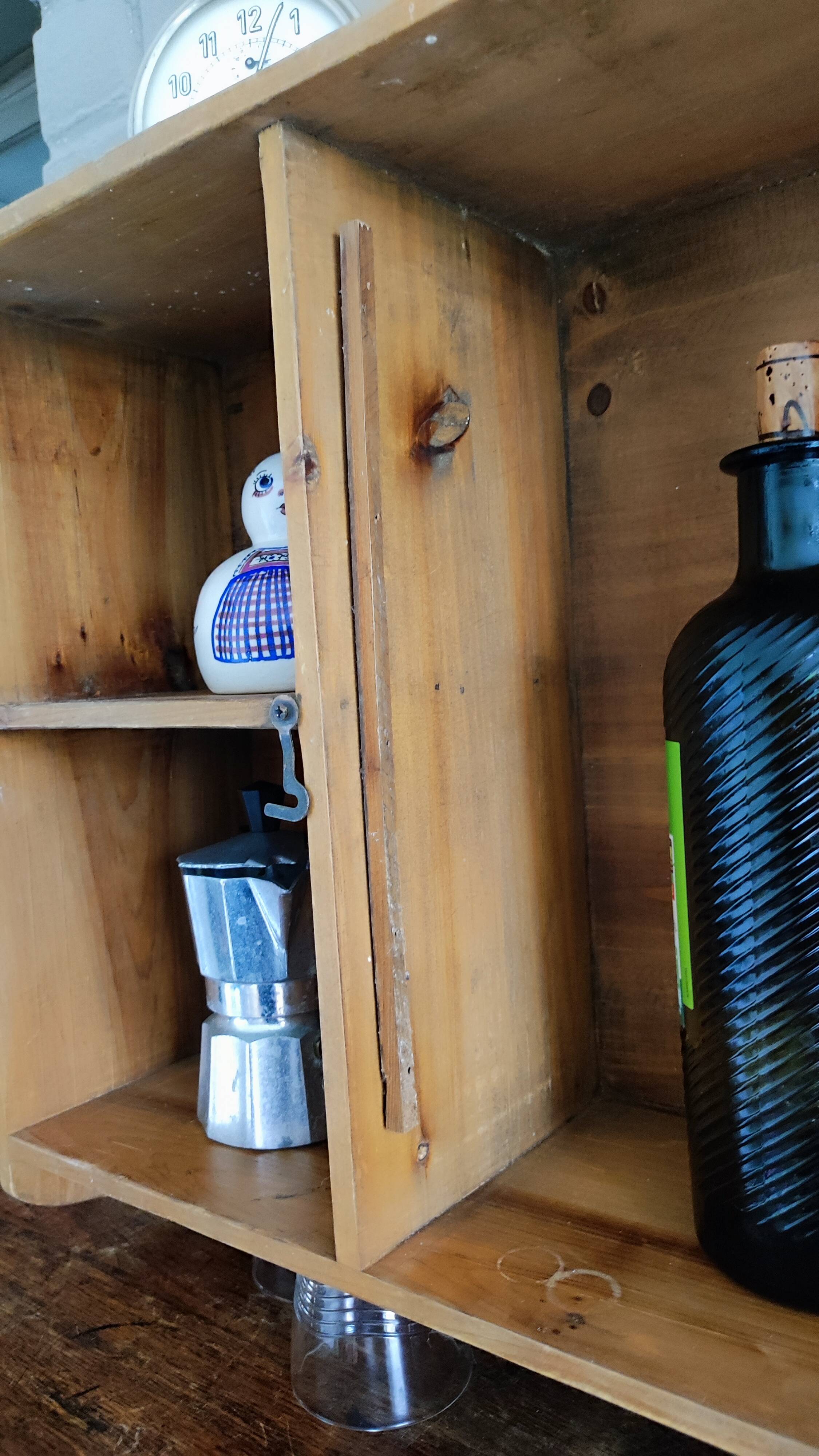Old French pantry, wall-mounted in wood and lattice.