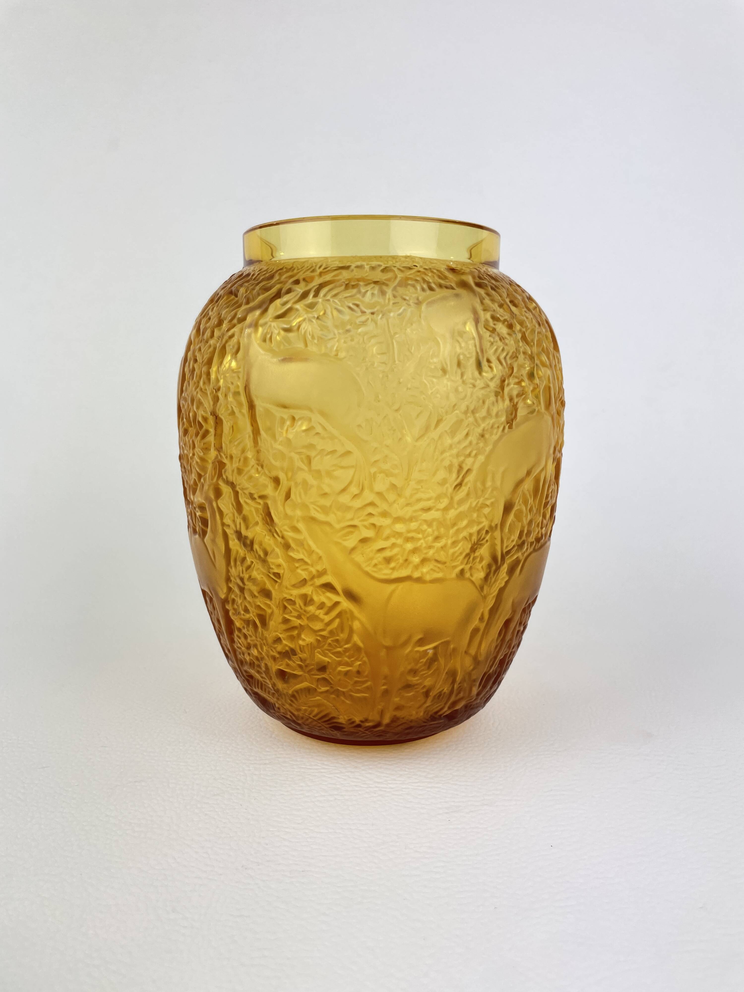 “Biches” crystal vase by Lalique – Amber