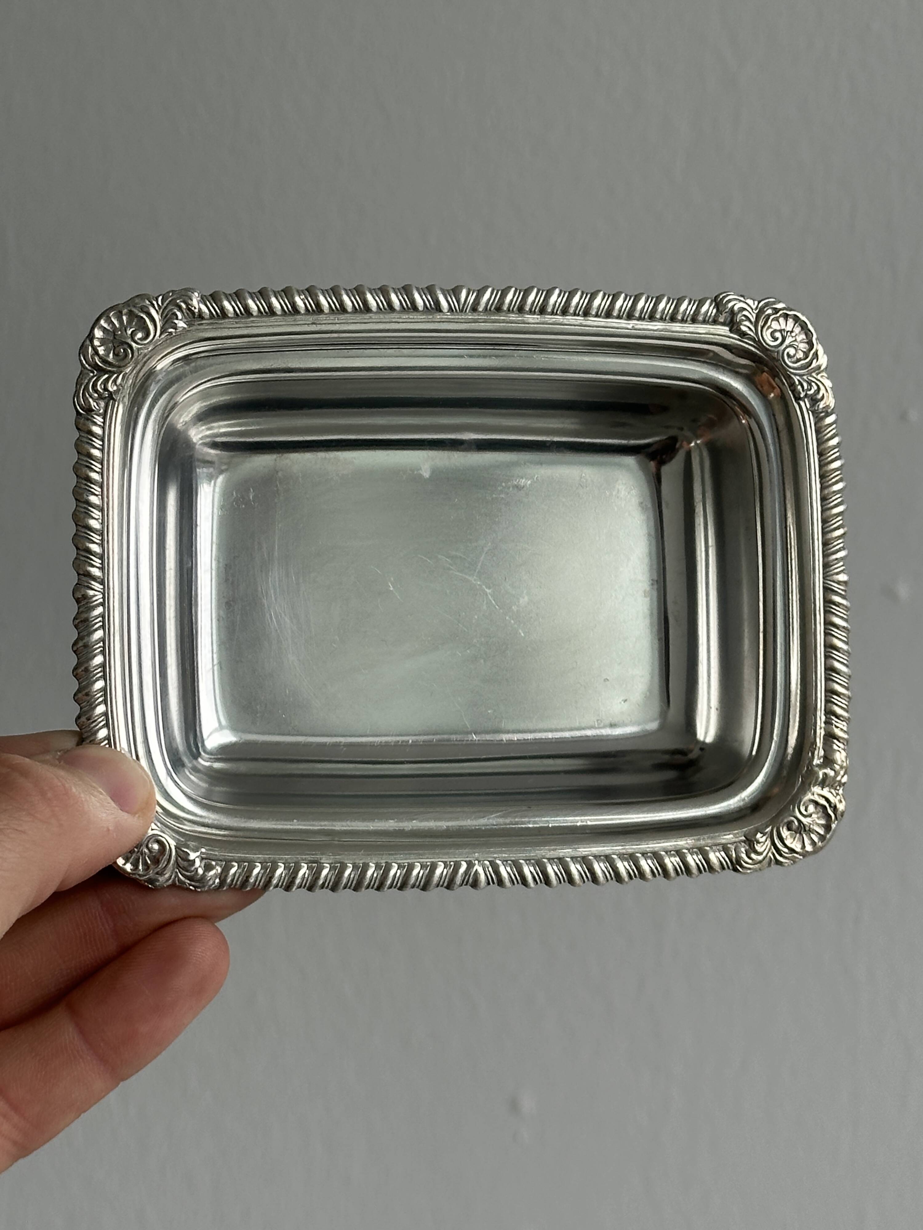 Beurrier en métal léger et verre taillé