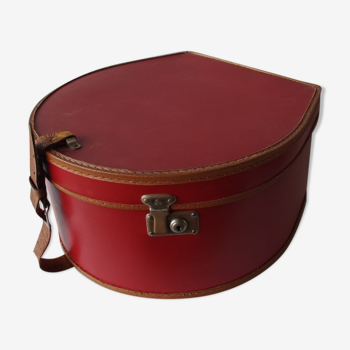 Valise rouge pour les chapeaux des années 60