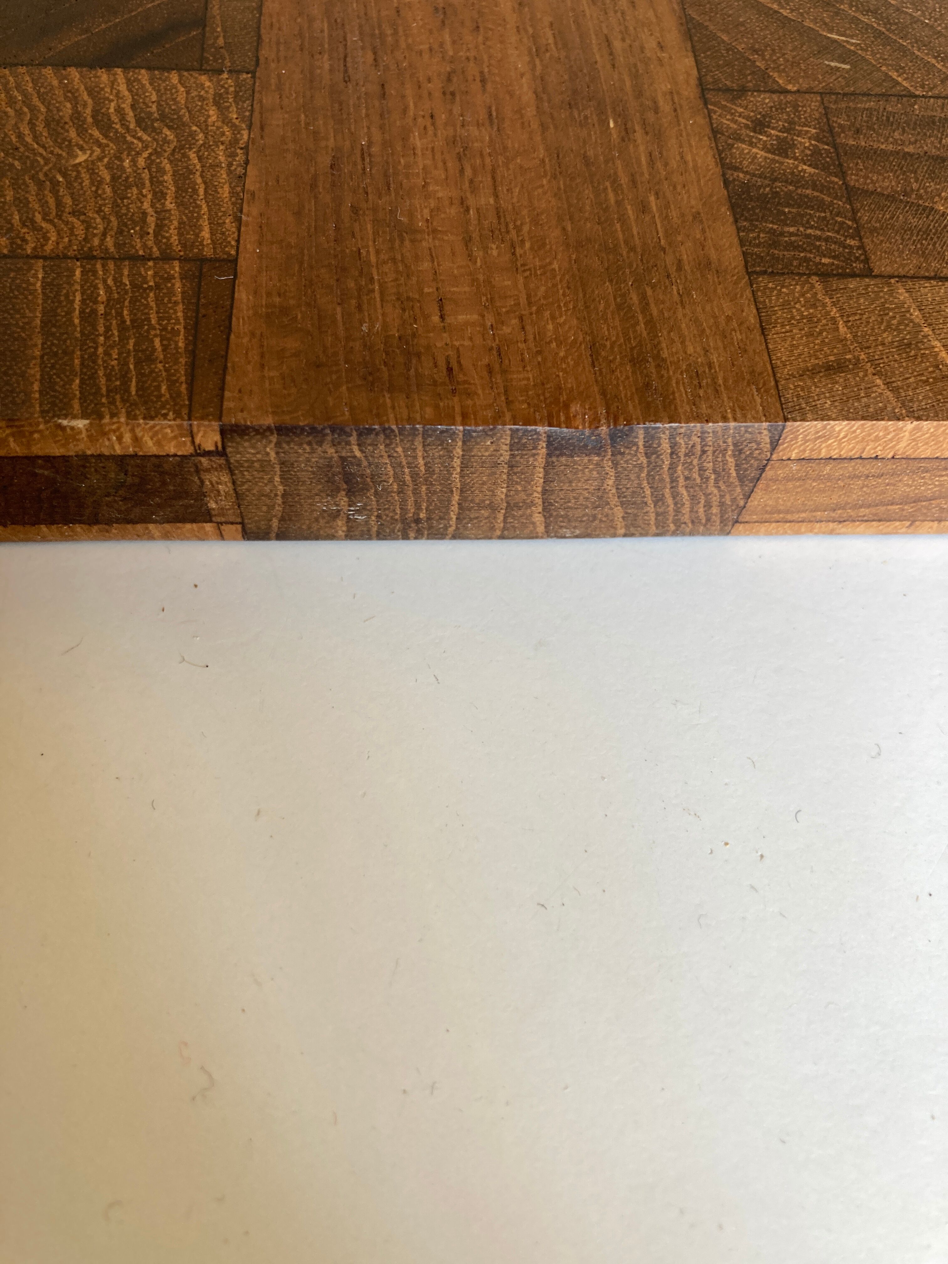 Planche à découper scandinave en bois debout