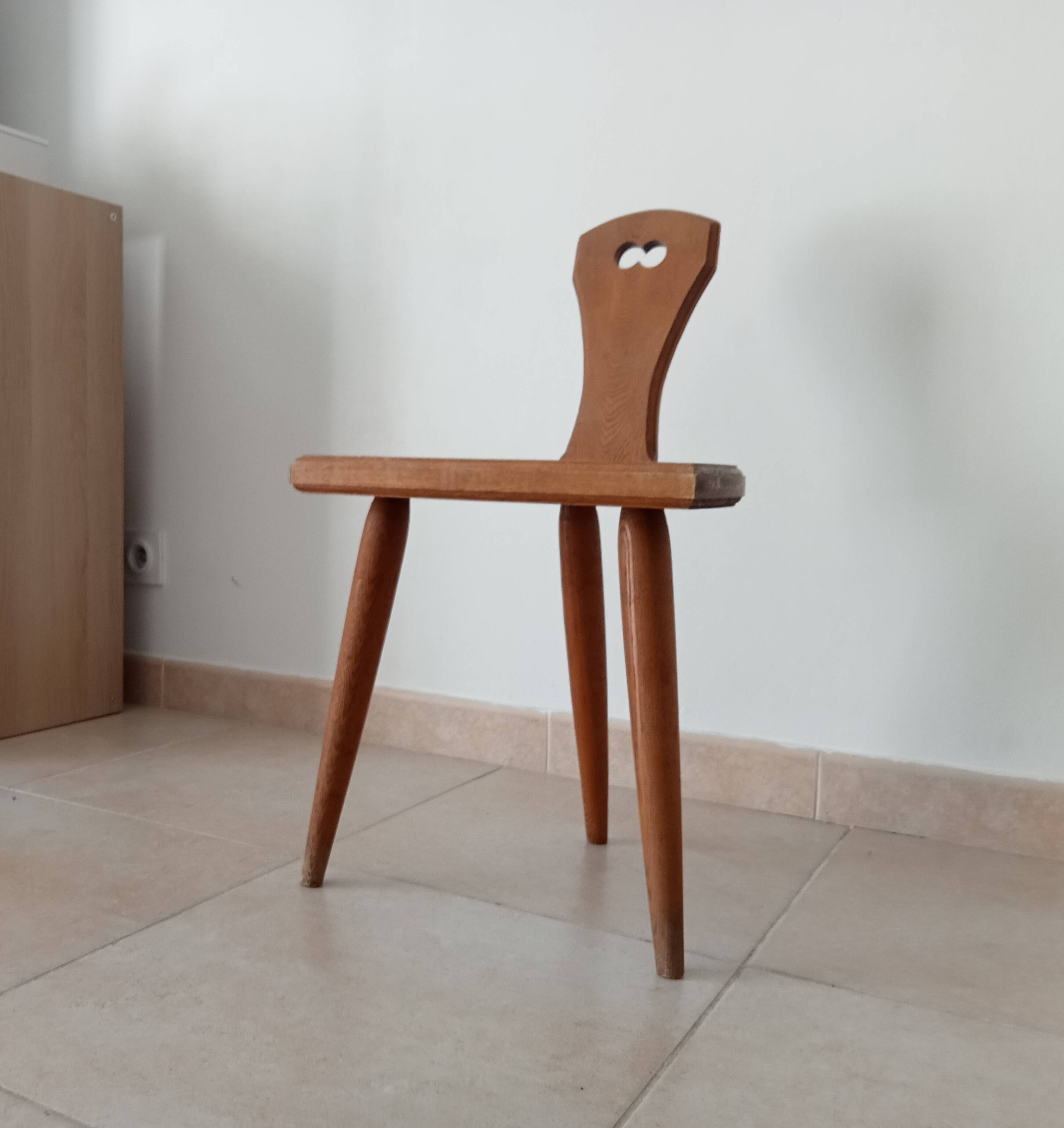 Low brutalist tripod chair in solid oak from the 1960s.