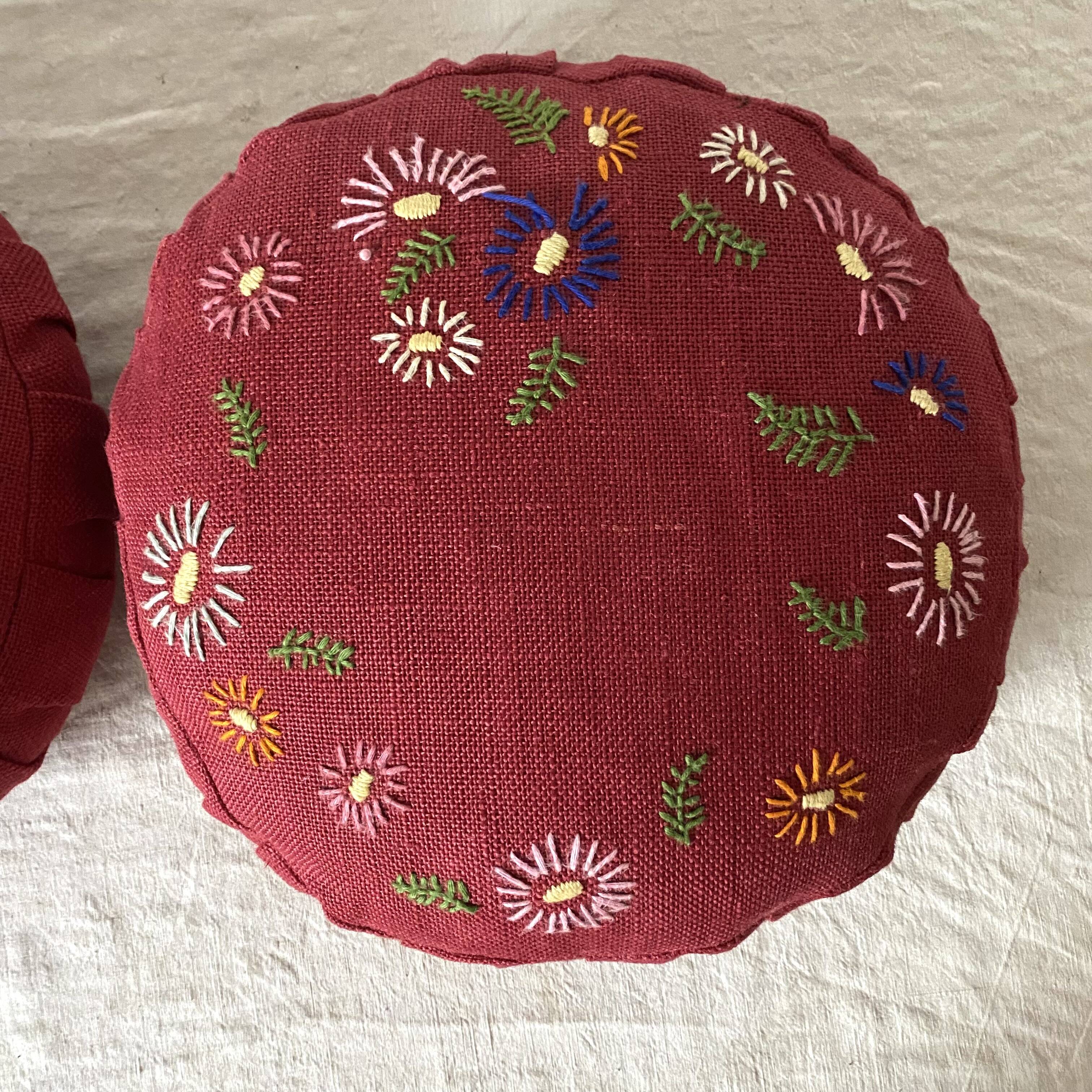 Paire de coussins ronds vintage en lin brodé