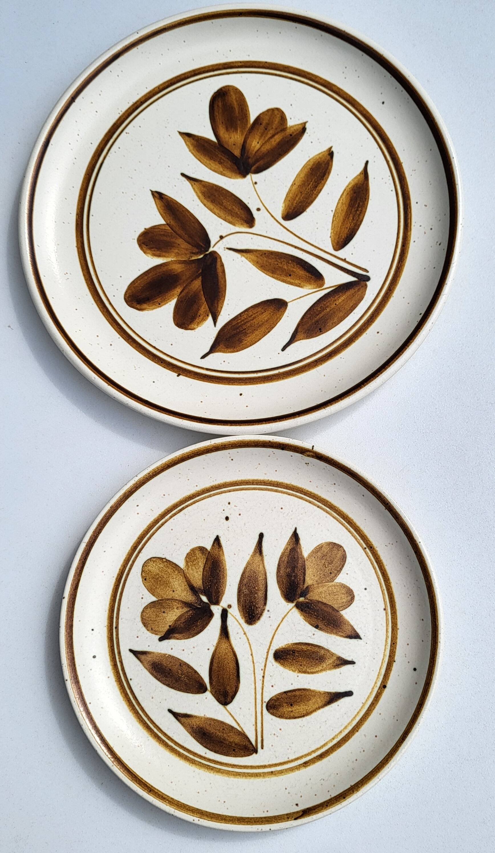 Duo d'assiettes en grès Longchamp marron à décor de fleurs