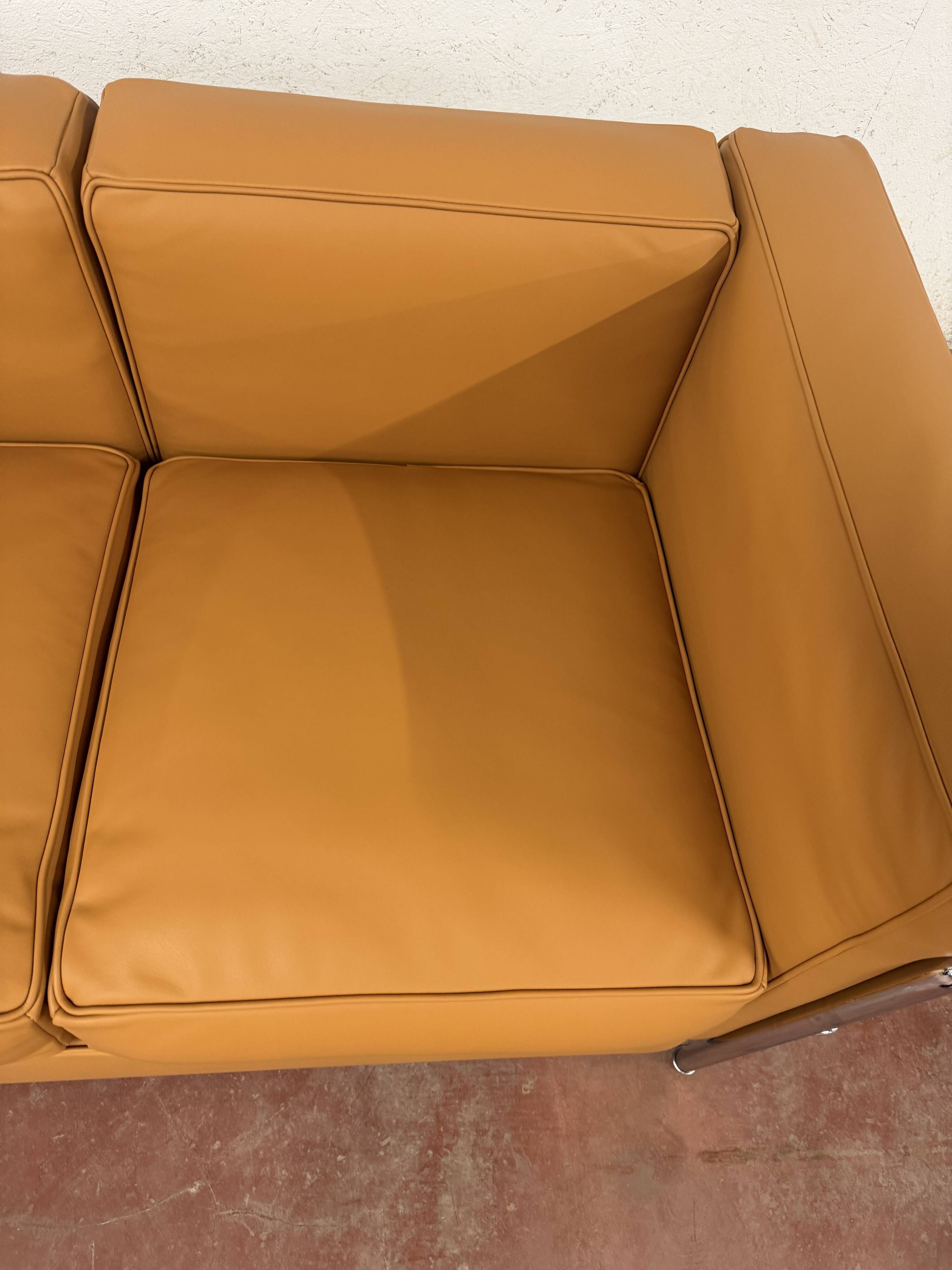 Original Cassina 2-seater Le Corbusier LC2 Cognac Camel leather IN NEW CONDITION!!