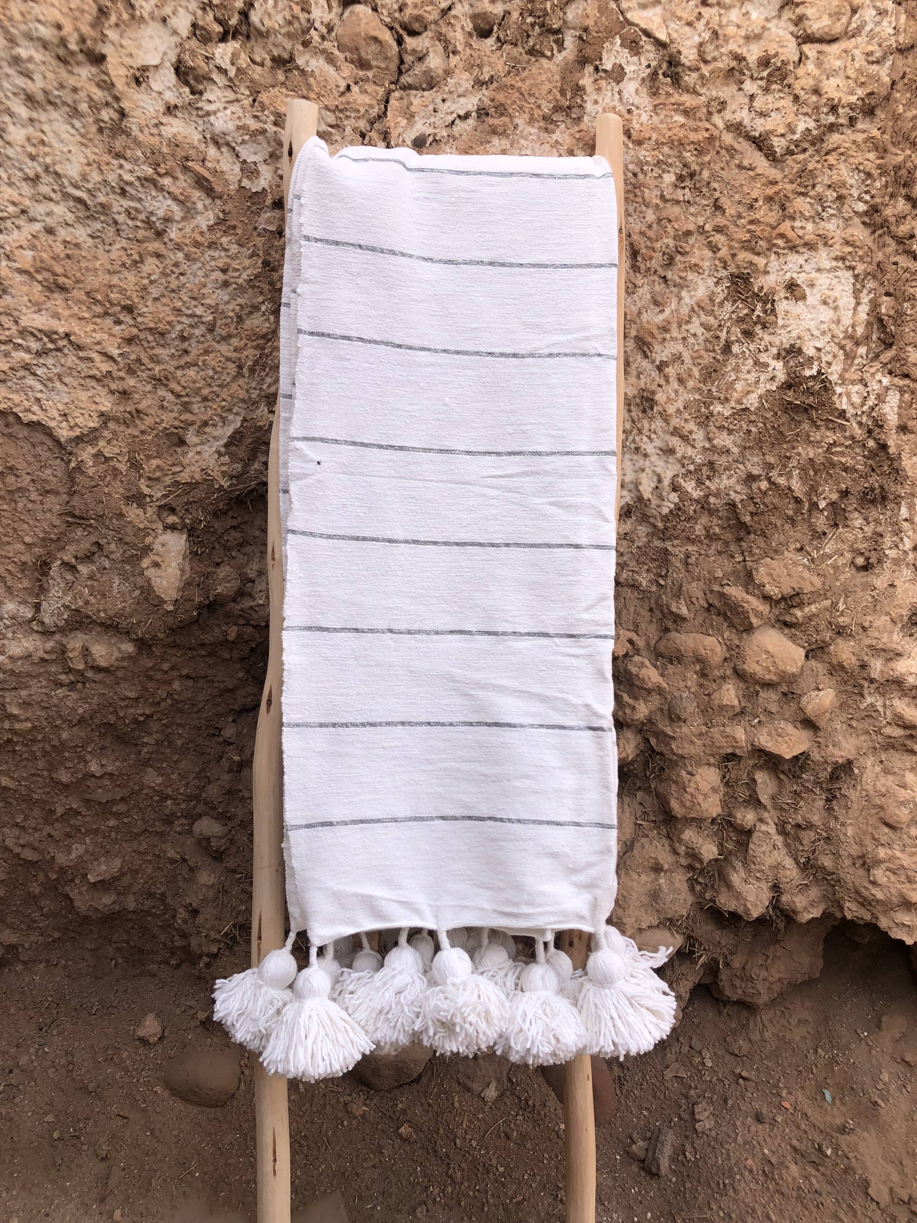 Warm moroccan pom pom blanket