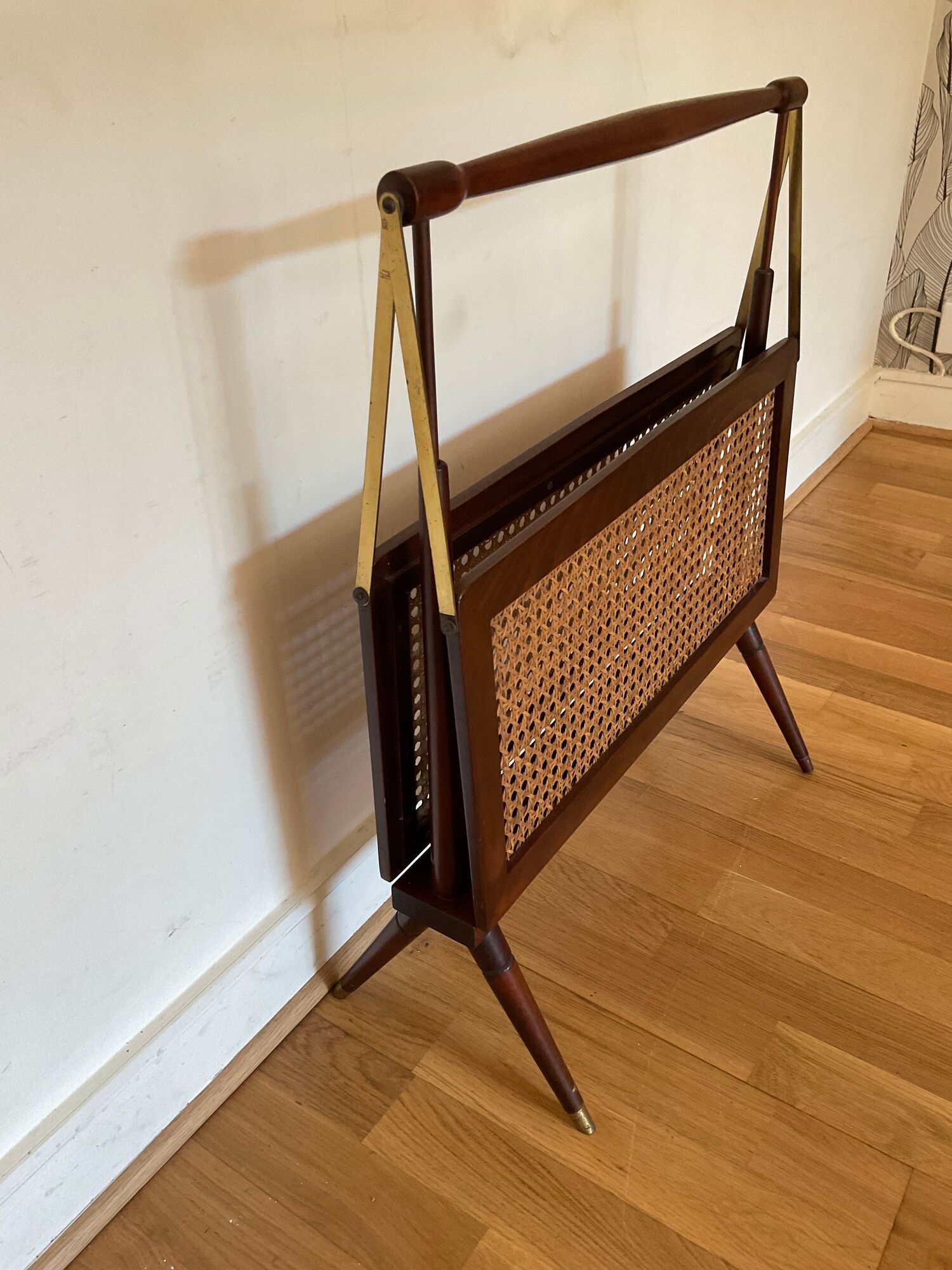 Foldable magazine holder in mahogany cannage and brass
