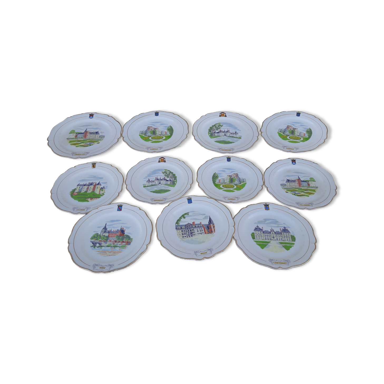 11 plates of earthenware from Gien model Châteaux de la Loire ar 22 cmmoiries diam