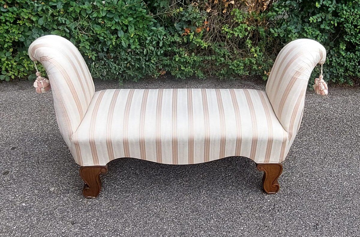 Banquette de chevet en bois travaillé et façonné rembourrée