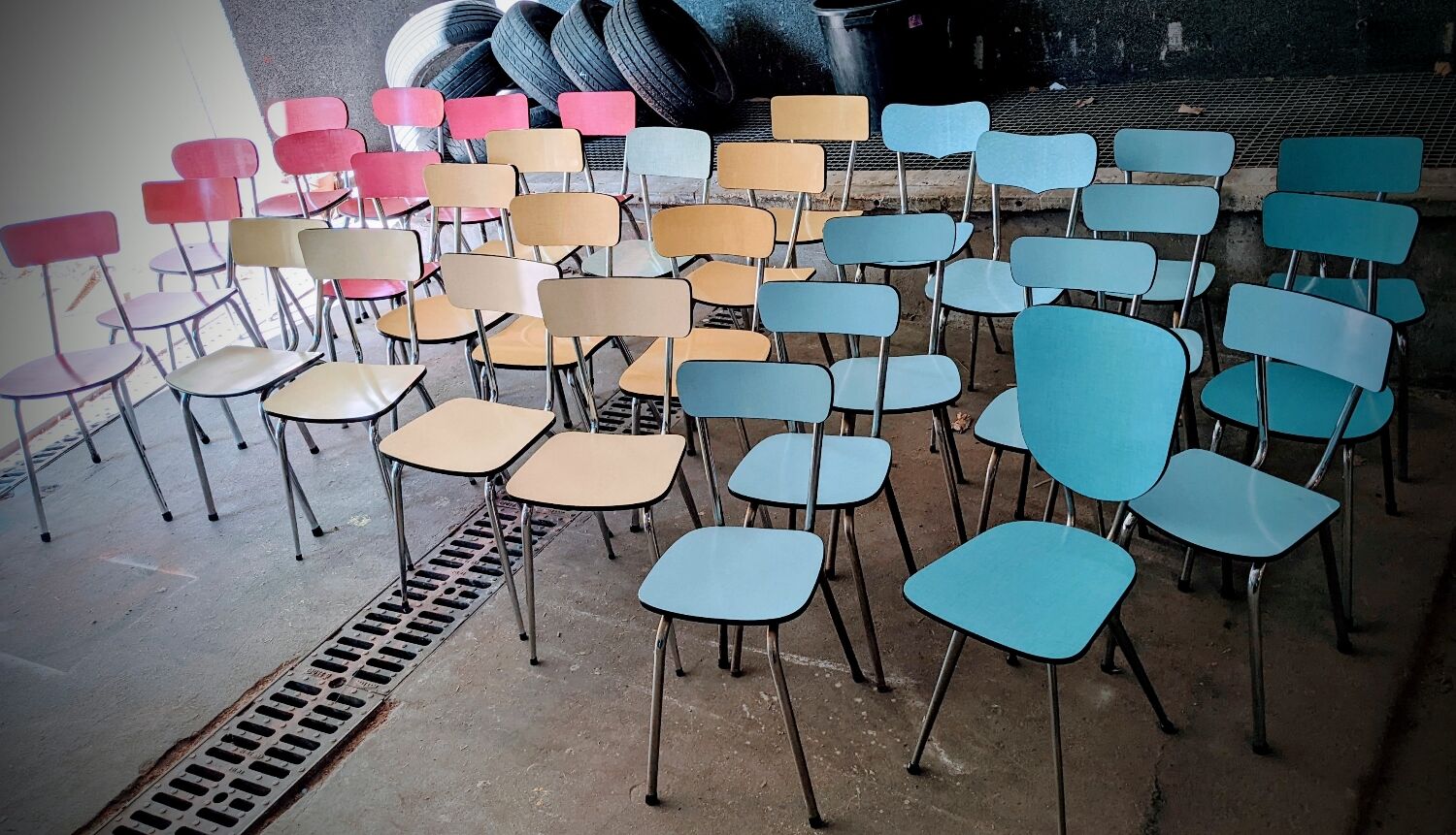 Lot de 38 chaises en formica