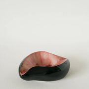 Vide-poche en céramique, forme libre, noir et rose, 1970