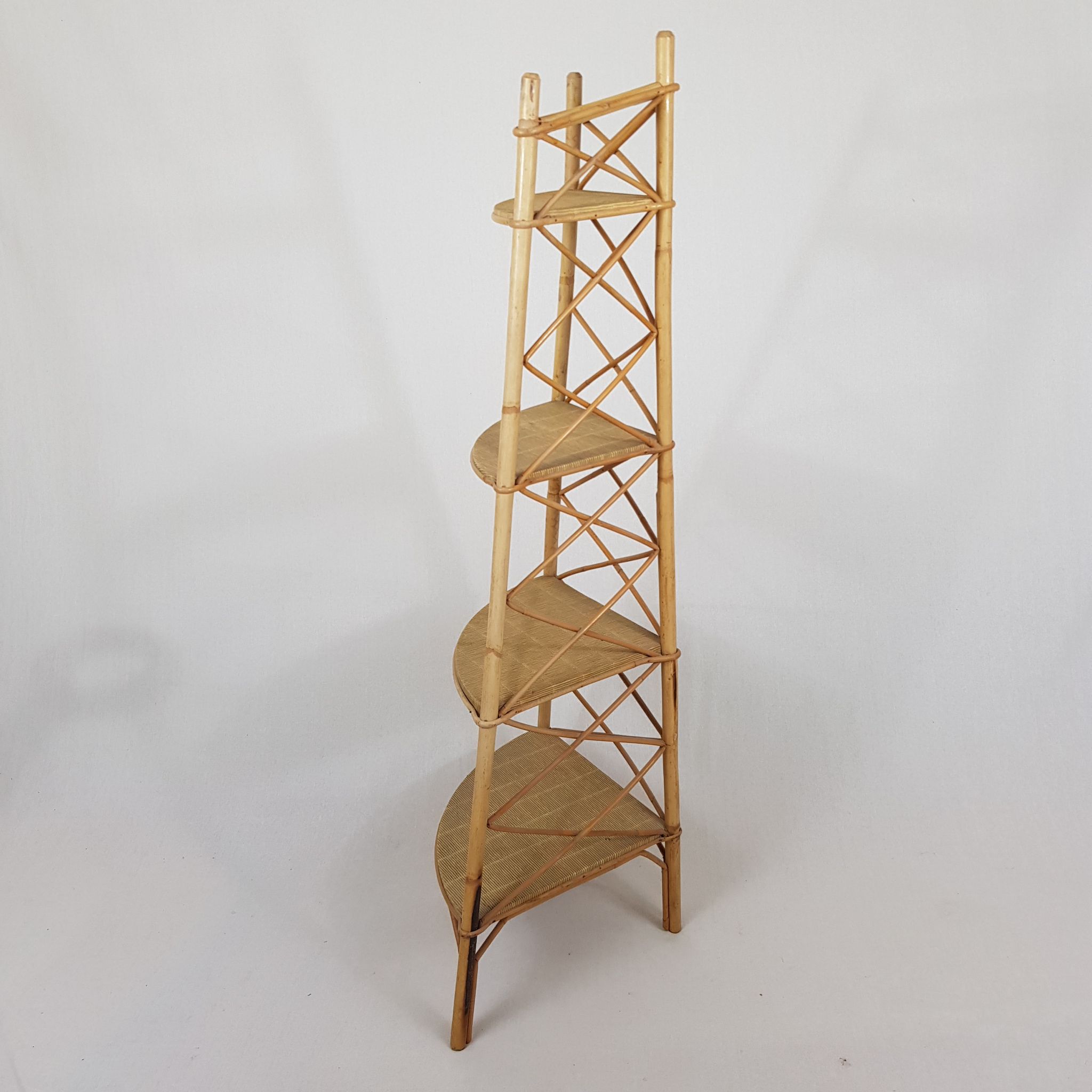 Etagere d'angle en rotin