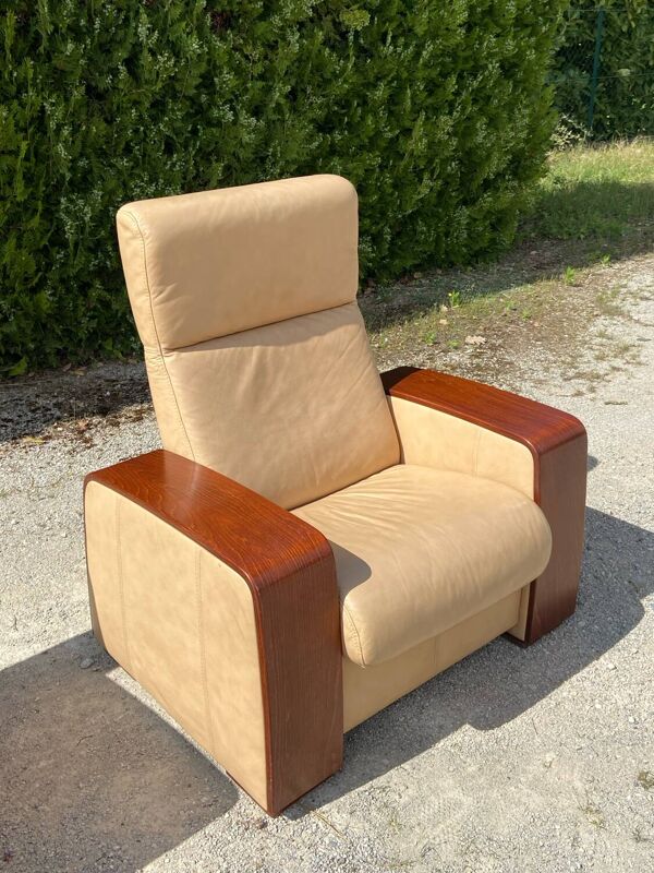 Lot fauteuil et canapé 2 places vintage en cuir beige et accoudoirs bois inclinables style stressless