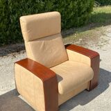 Set of vintage armchair and 2-seater sofa in beige leather and reclining wooden armrests, stressless style