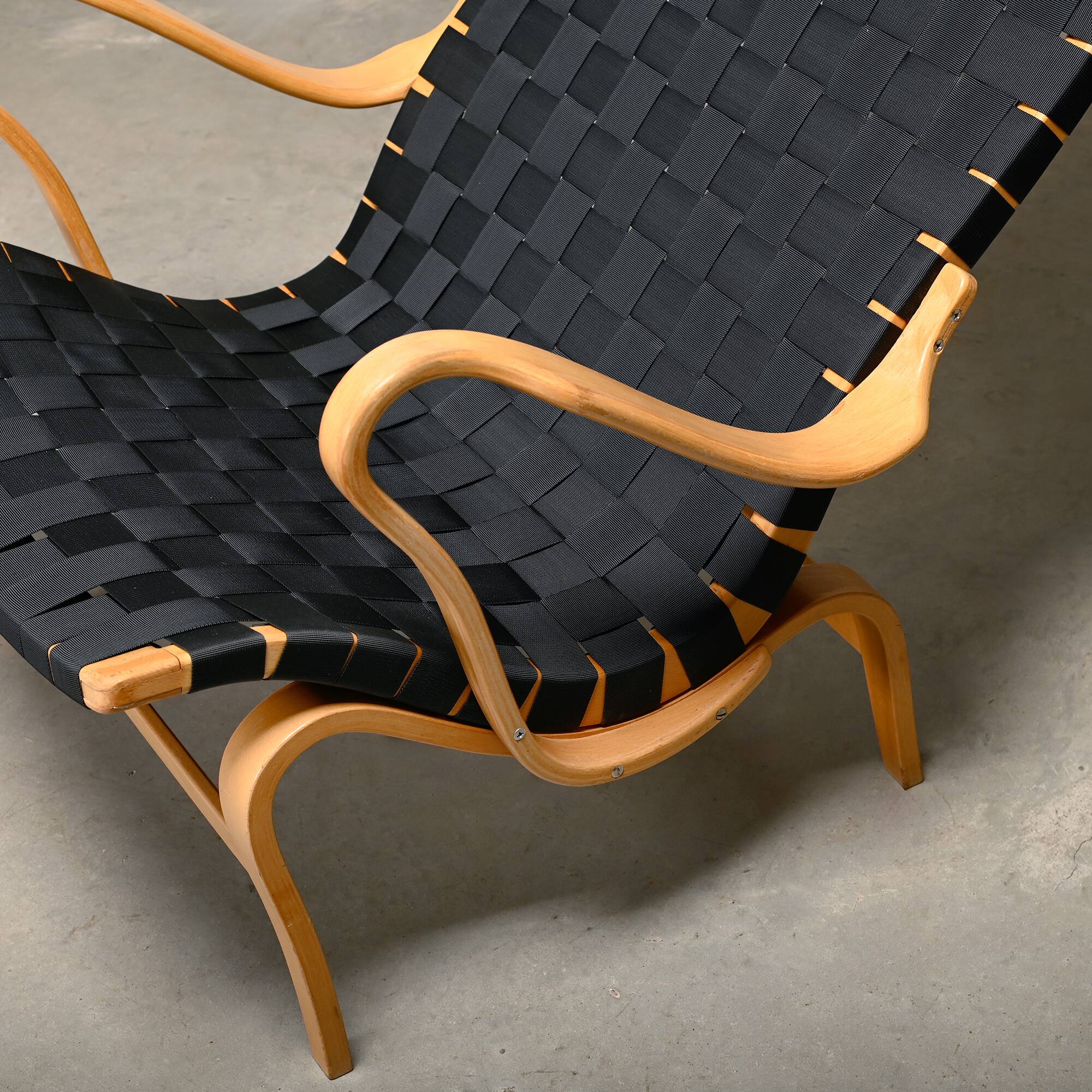 Fauteuil et pouf Bruno Mathsson Pernilla en bois de hêtre et sangles
