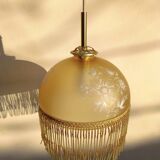 Suspension belle époque verre dépoli jaune doré, franges perlées