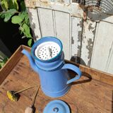 Cafetière bleue en tôle émaillée vintage