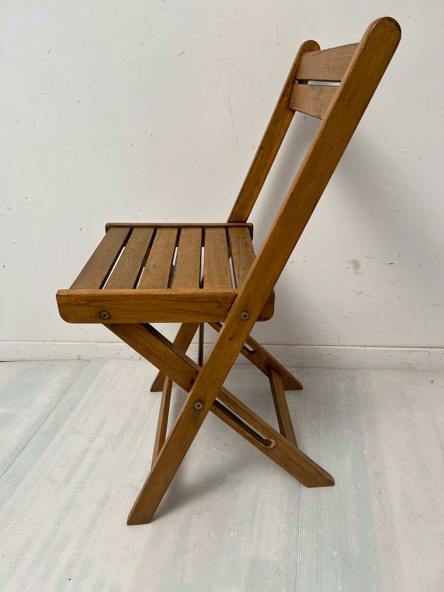 4 foldable chairs in vintage wood