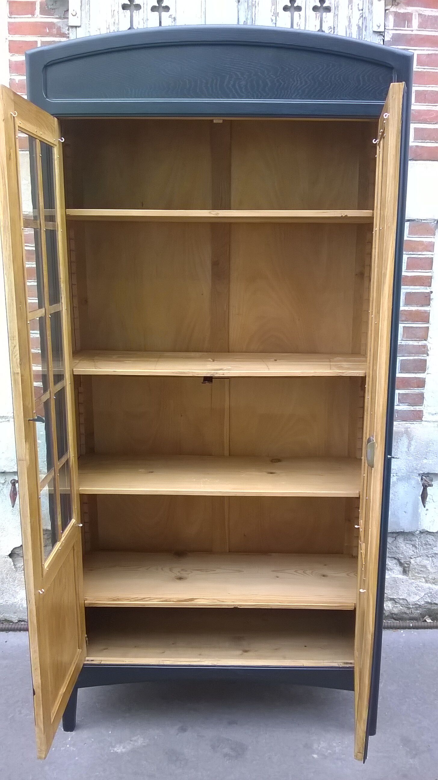 Parisian showcase cabinet