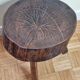 Table d'appoint brutaliste en bois massif tripode