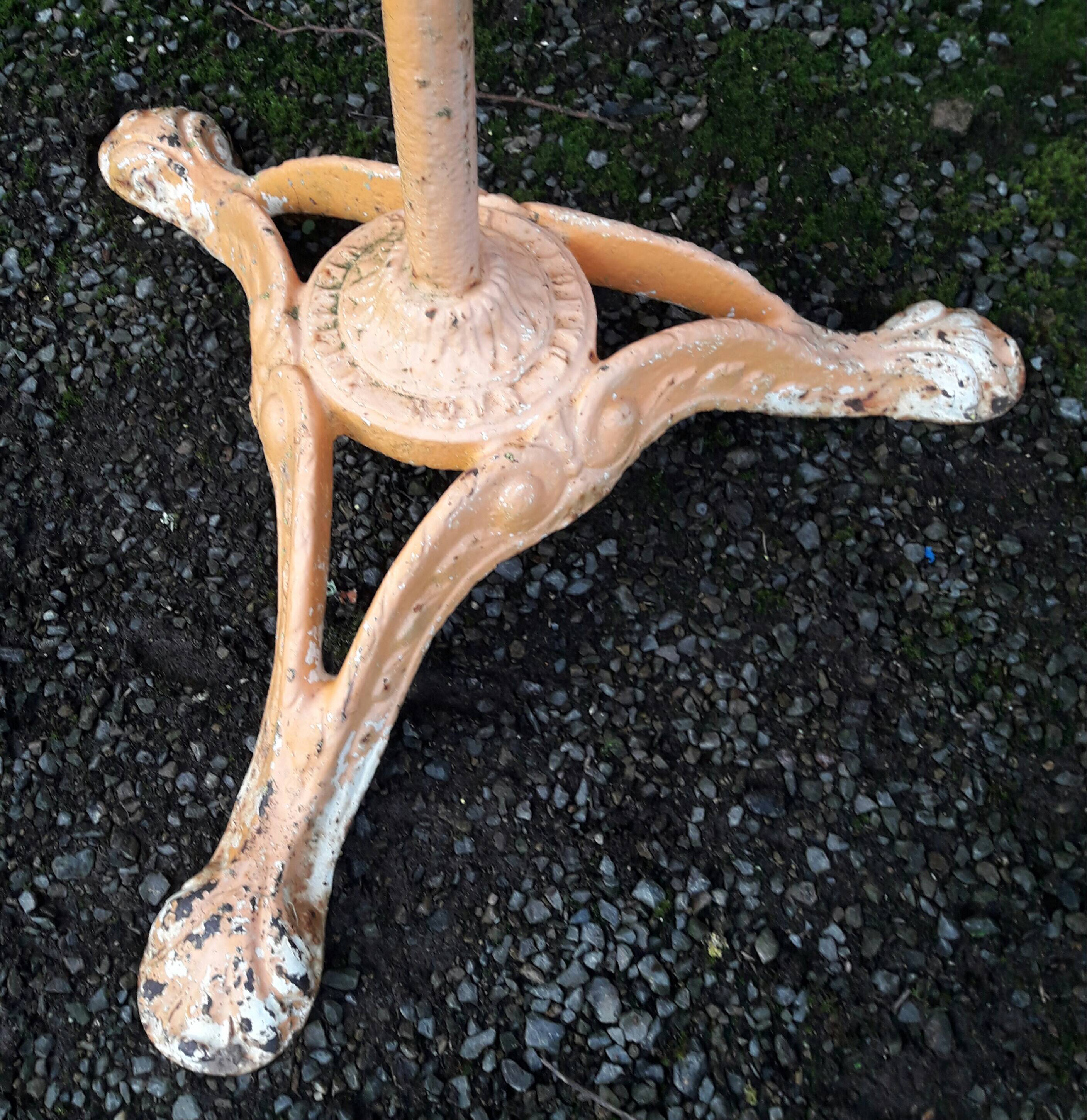 Parisian bistro pedestal table in cast iron and marble