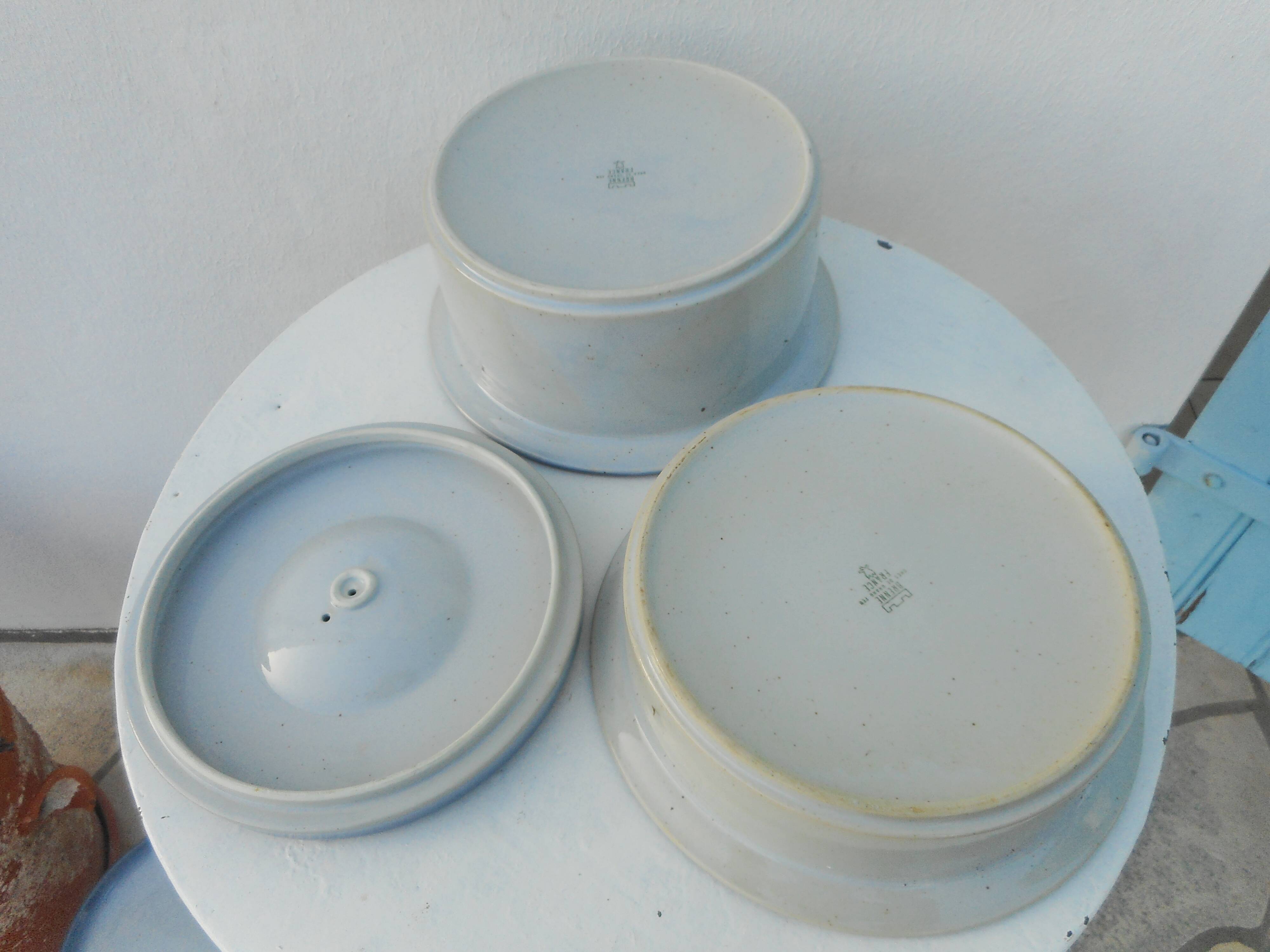 Two stackable salad bowls with a sleet lid