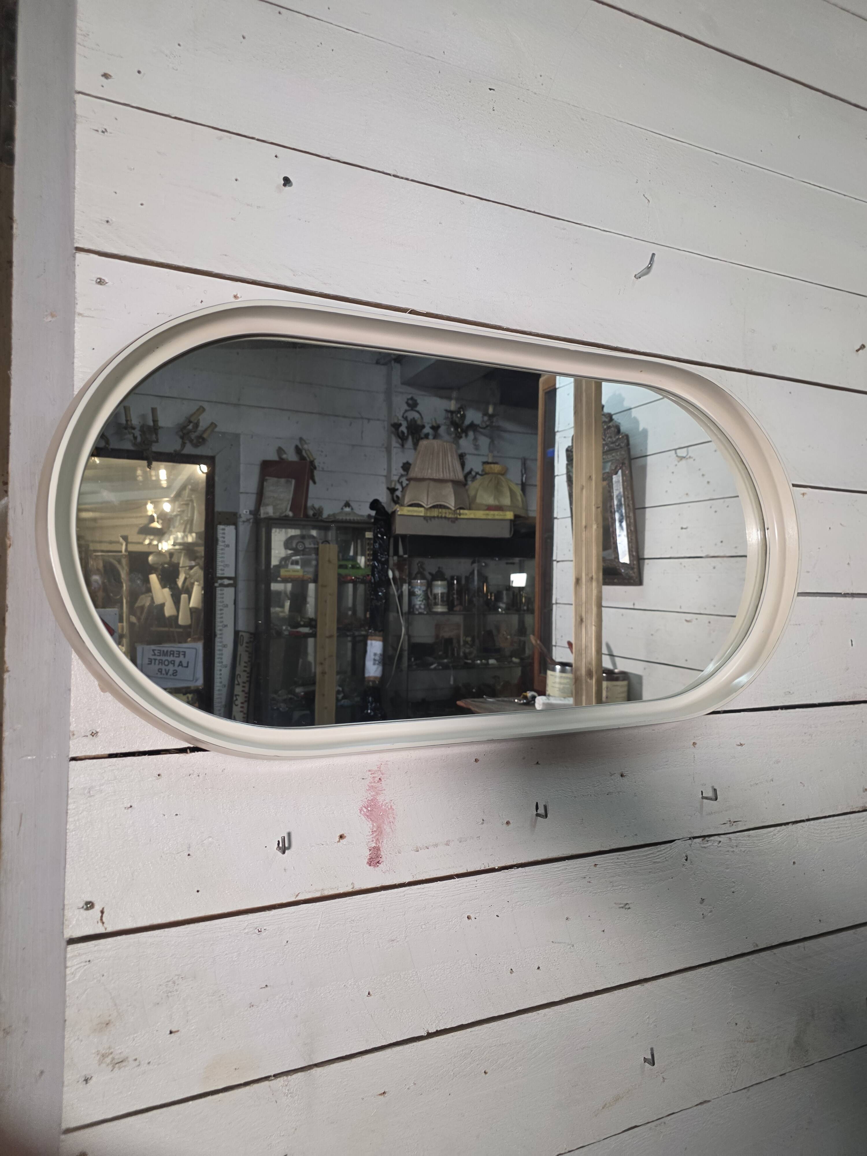 Oval mirror in white lacquer from the 1970s.