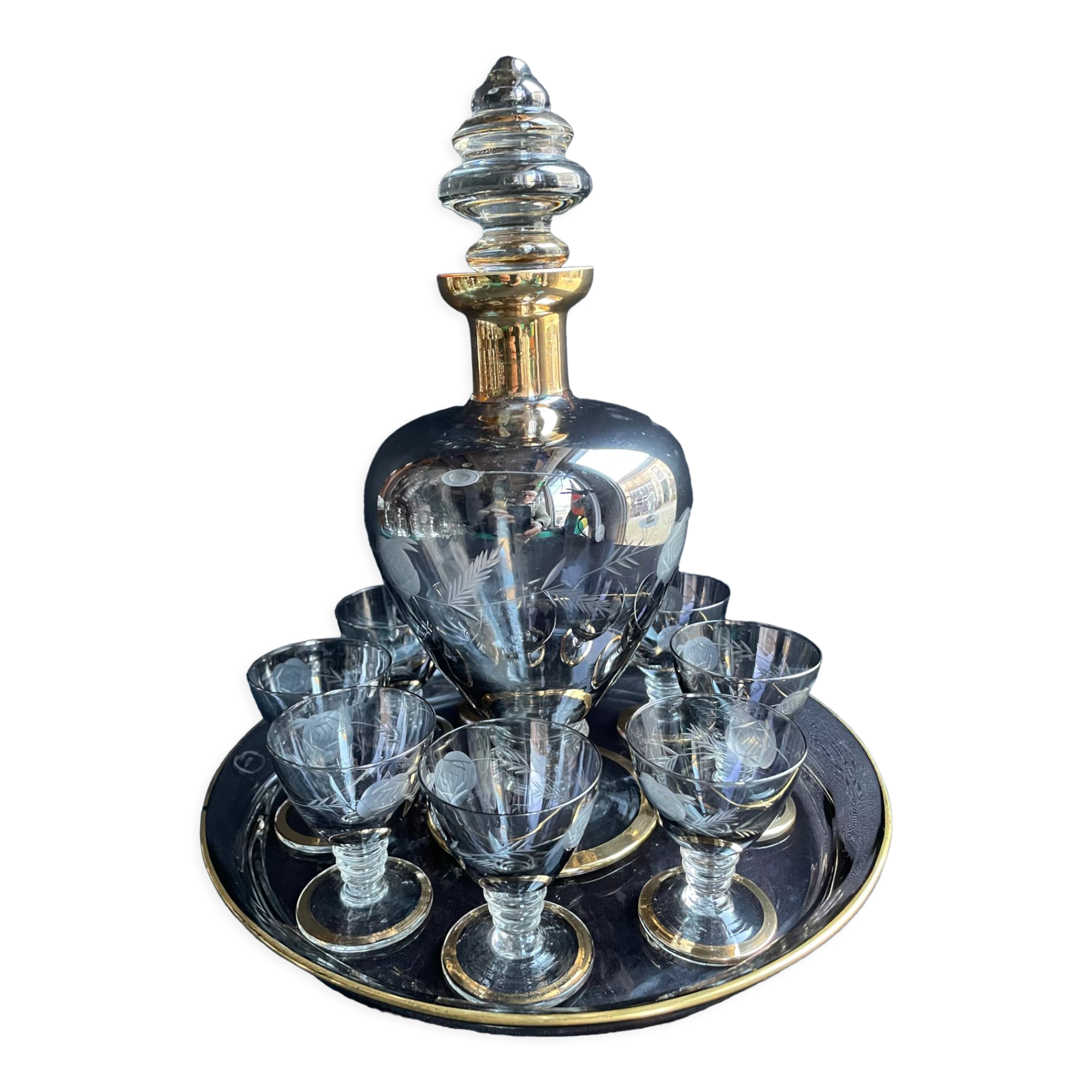 Complete shot service in silver-gray and engraved gold crystal