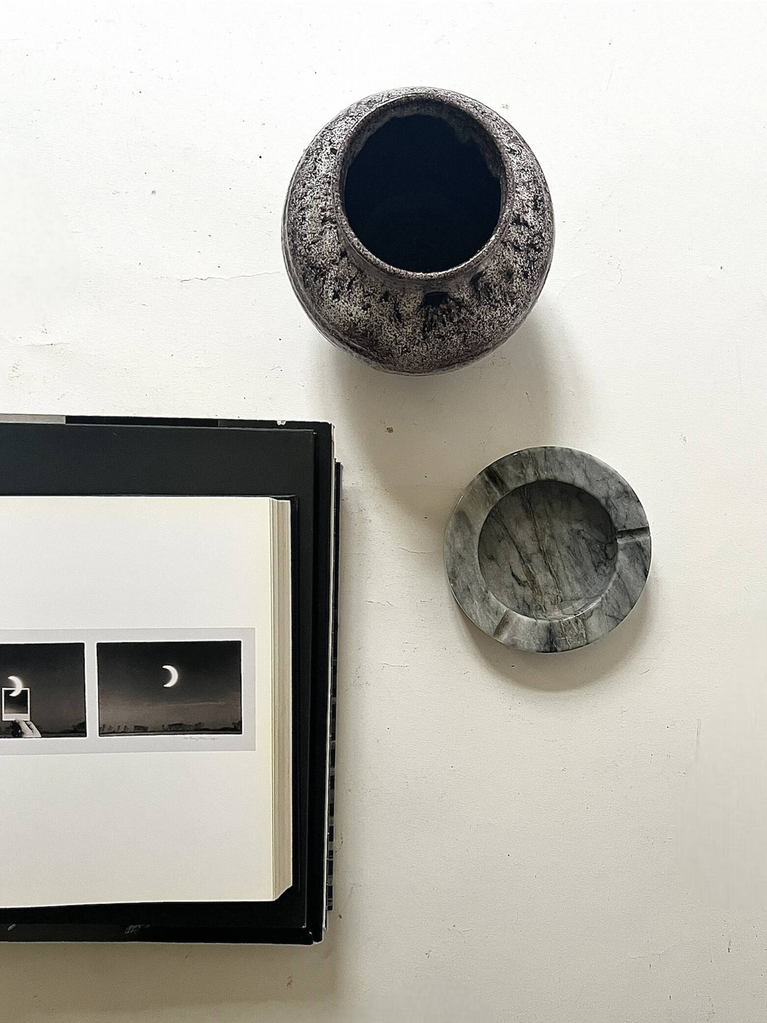 Italian ashtray in veined grey marble, 1970s design.